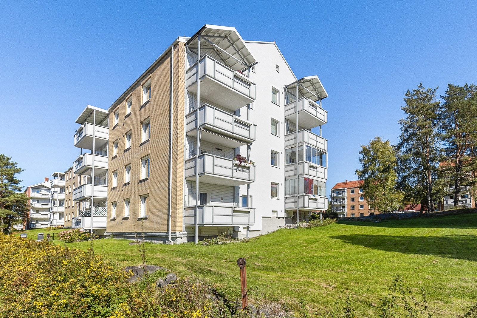 Boligen ligger fint til i et grønt og tilbaketrukket område på Lambertseter. Galleribilde