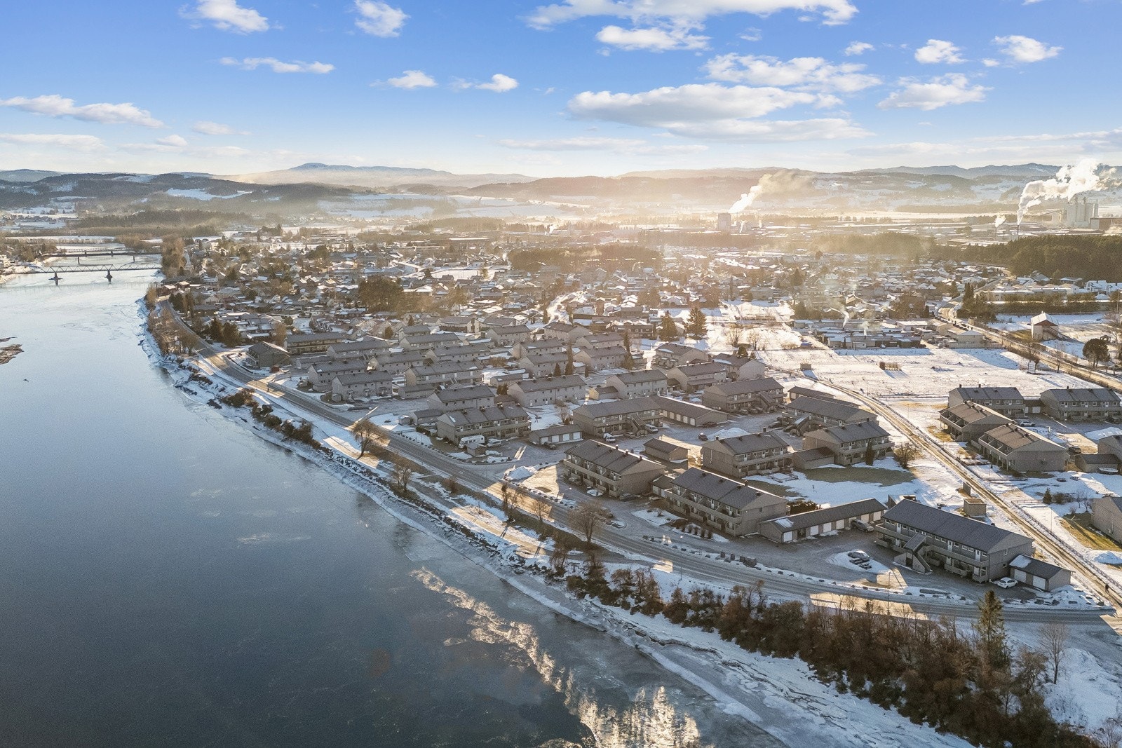 Verdalsøra sentrum ligger ca. 1-2 km fra leiligheten. Boby'n kjøpesenter når man på en gåtur på ca 10 min. Galleribilde