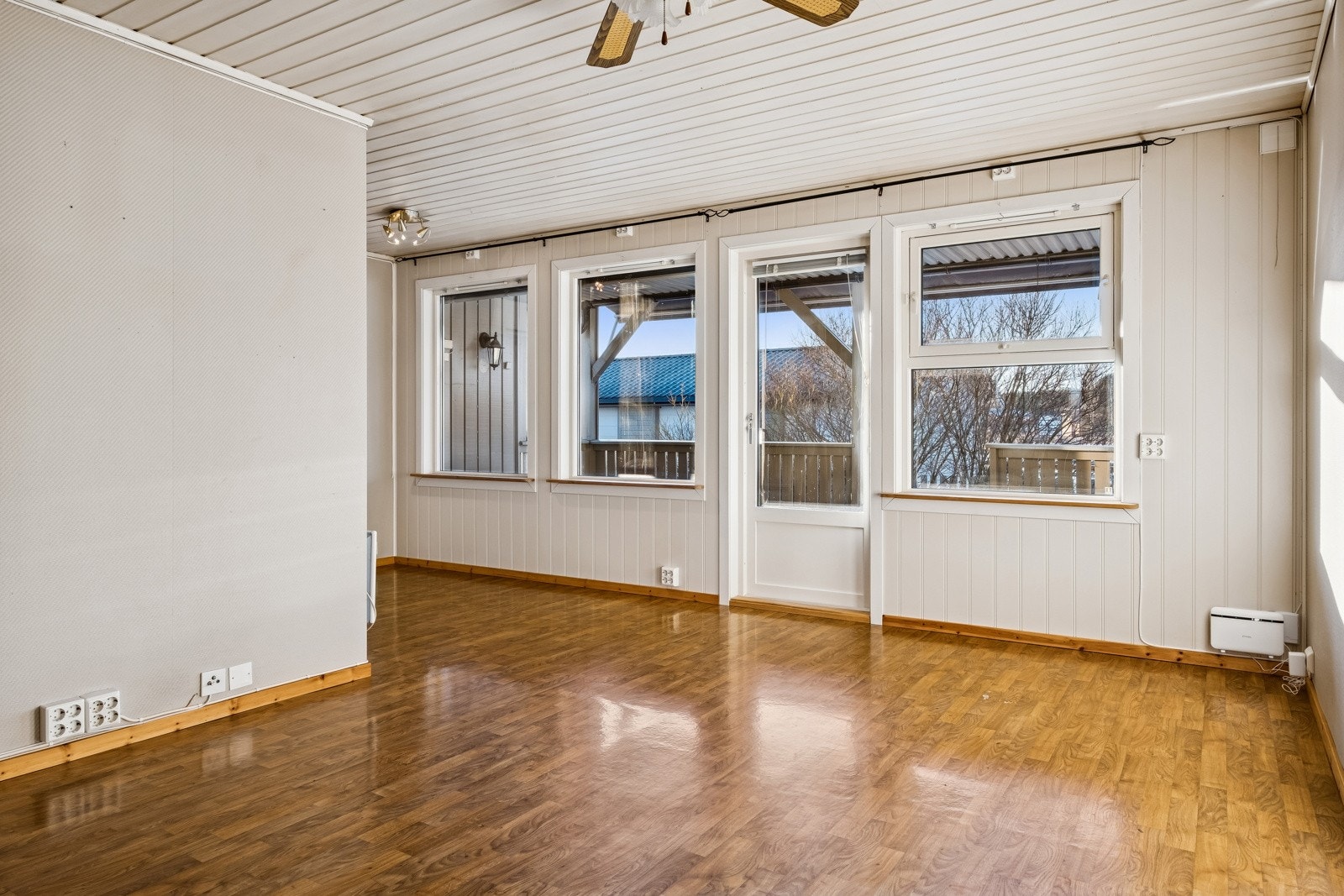 Stue med utgang til veranda og hage Galleribilde