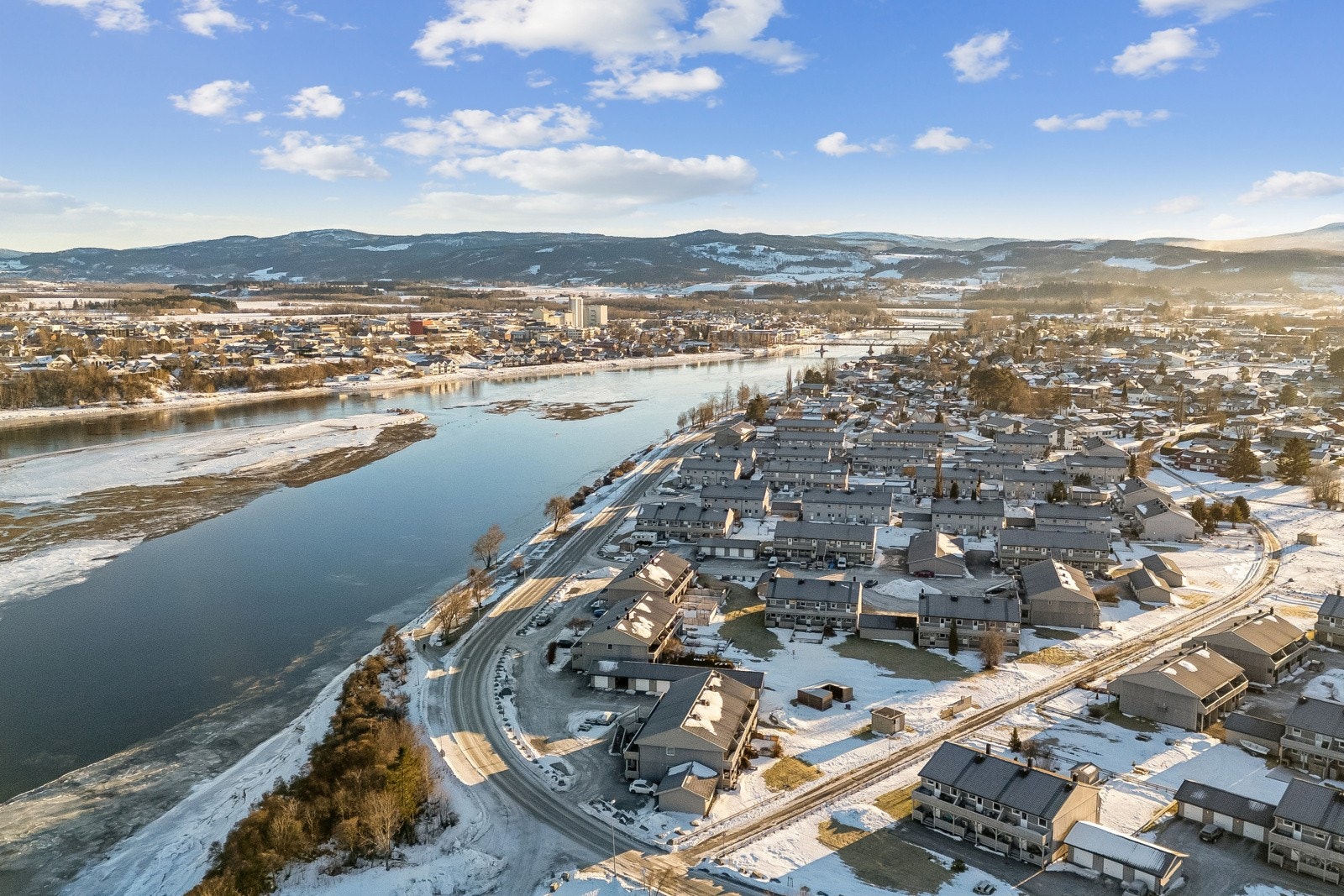 Parkering i egen garasje samt gjesteparkering Galleribilde