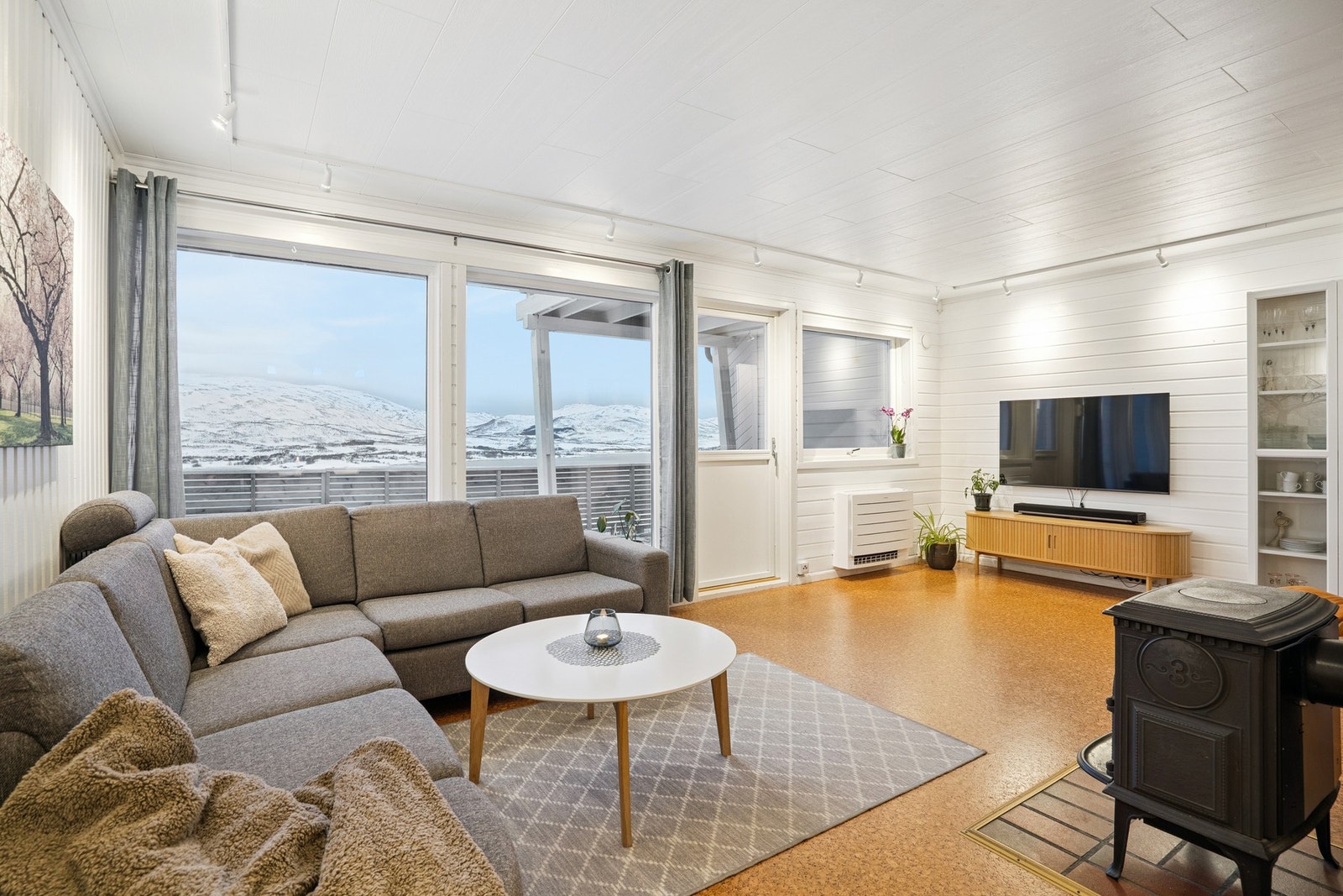 Boligen ligger i Hamna, med kort vei til både skole, barnehage, dagligvarebutikk og gode bussforbindelser. Galleribilde