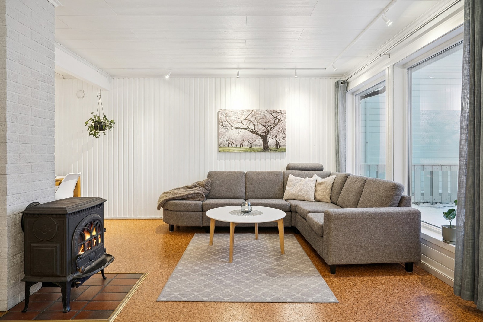 Store vindusflater gir rikelig med naturlig lys. Galleribilde