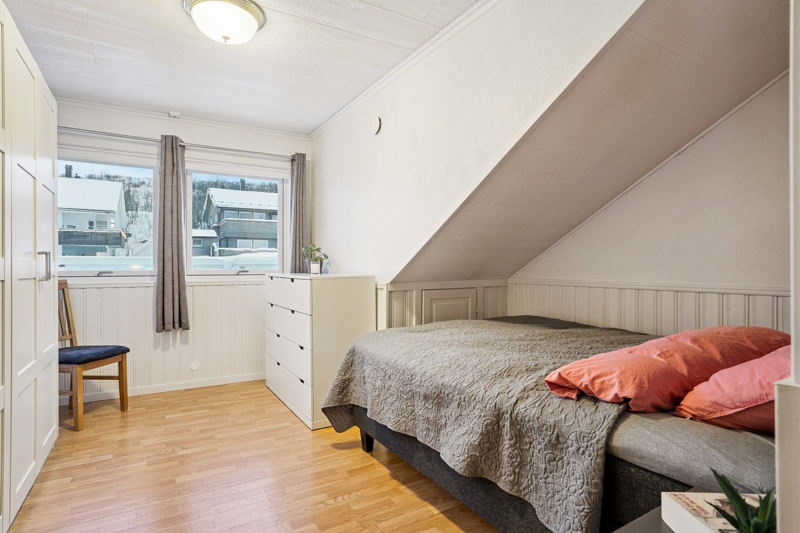 Lyst soverom med god plass til seng og oppbevaring. Galleribilde