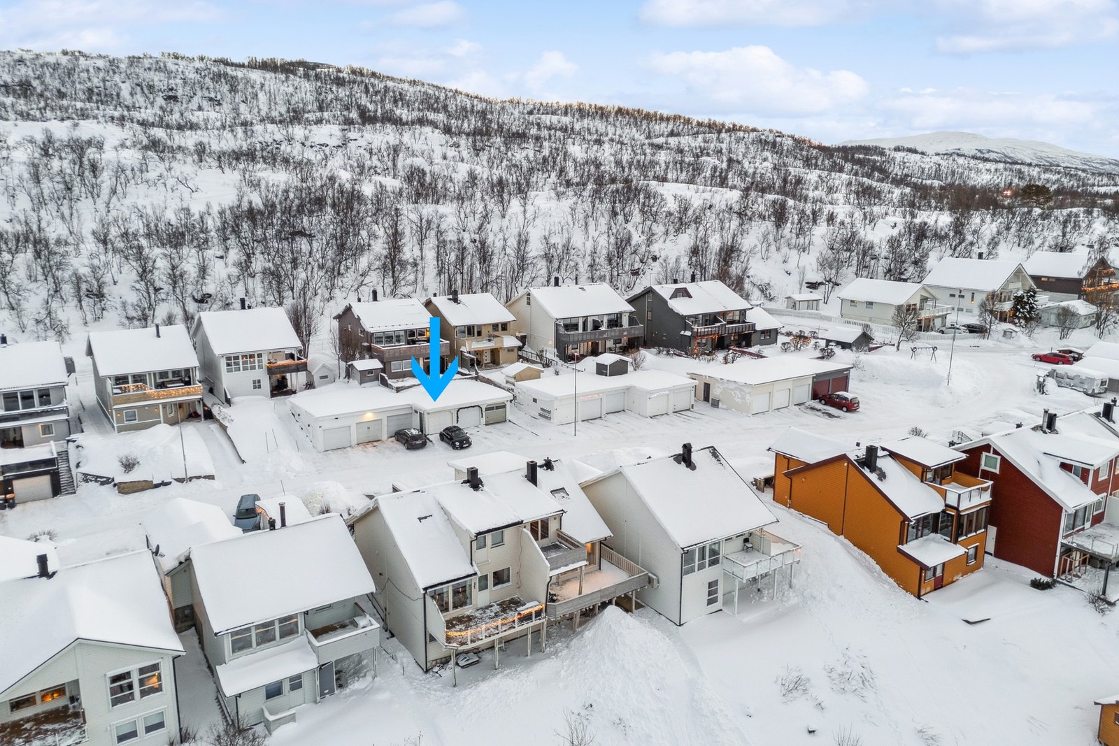 Plass i garasjerekke følger med boligen. Galleribilde