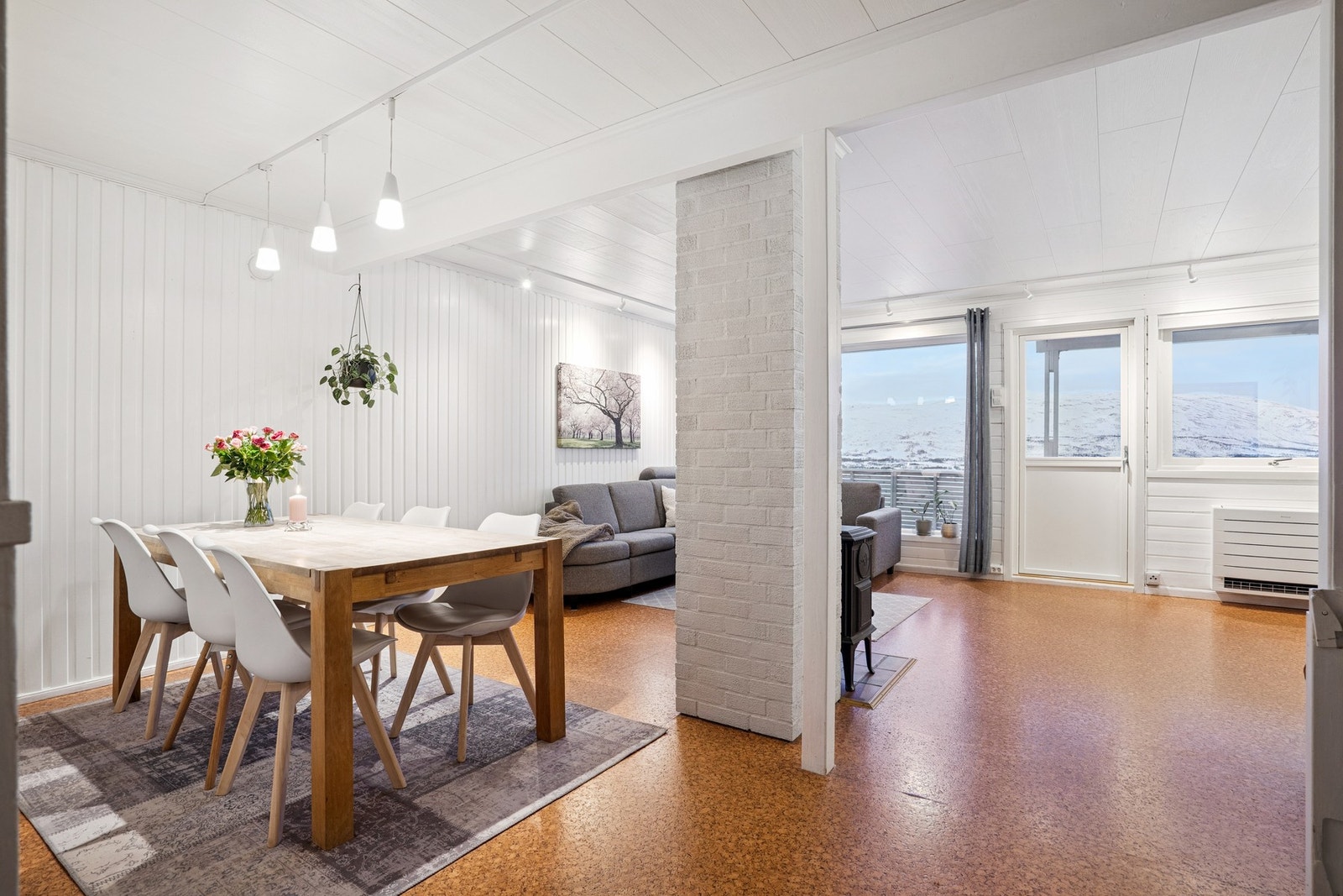 Romslig stue med god plass til både sofagruppe og spiseplass. Galleribilde