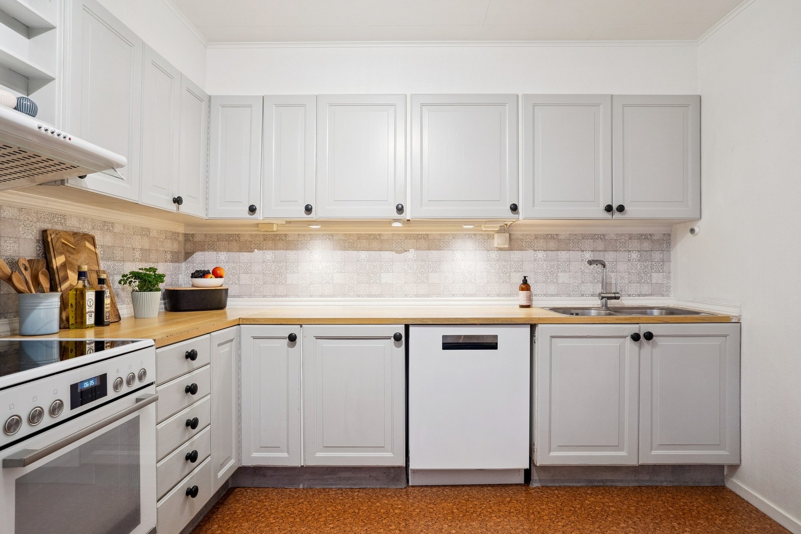 Under overskapene er det montert belysning som gir godt lys på arbeidsbenken. Galleribilde