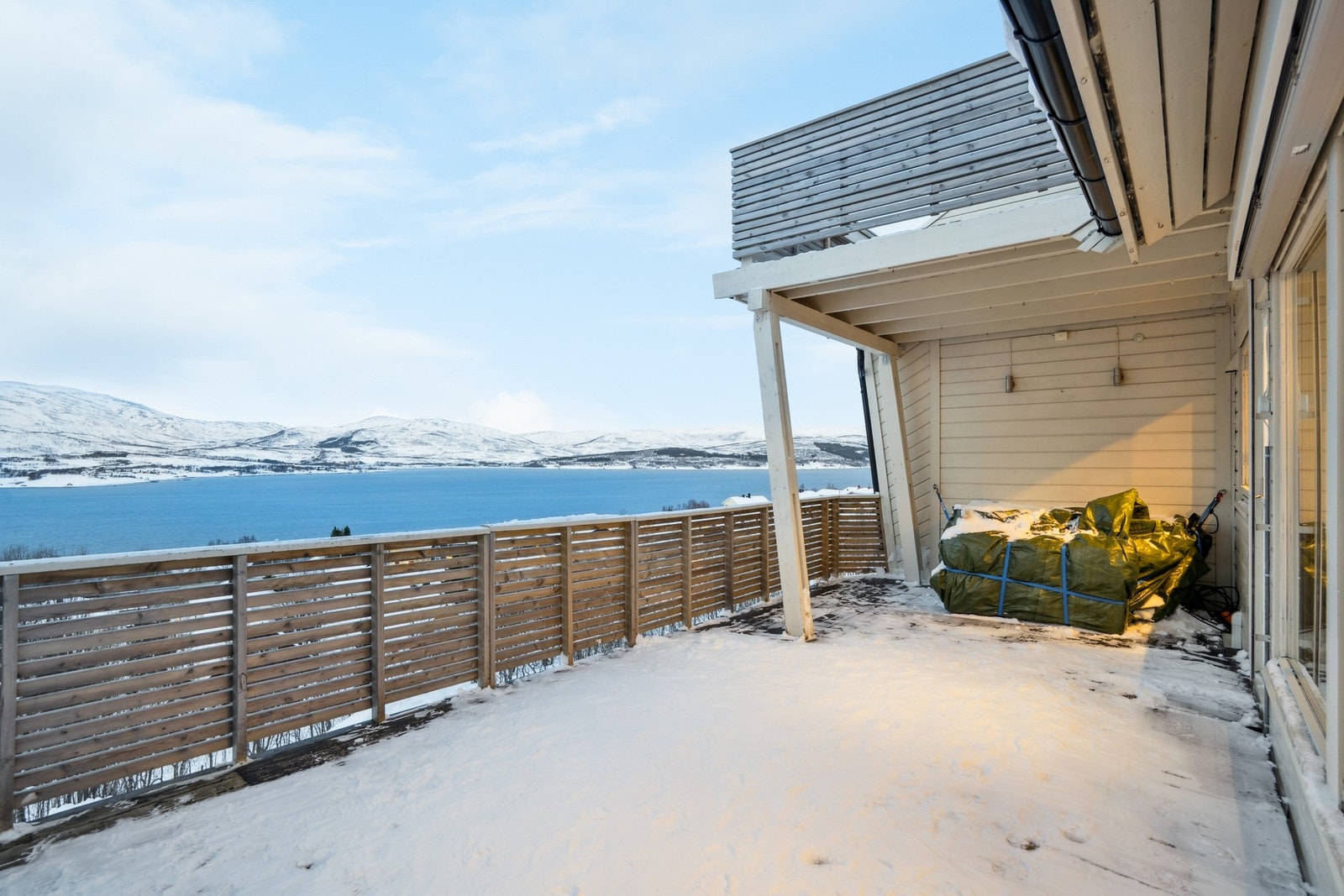 Fantastisk utsikt mot fjorden og omkringliggende fjell. Galleribilde