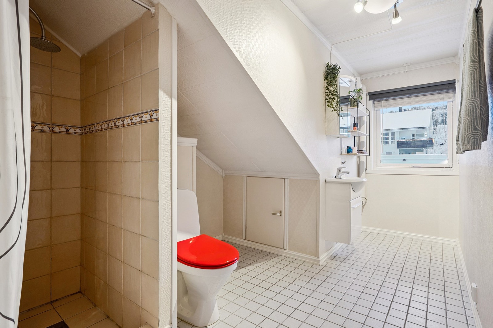 bad i 2. etasje med dusjnisje, toalett og servant. Galleribilde