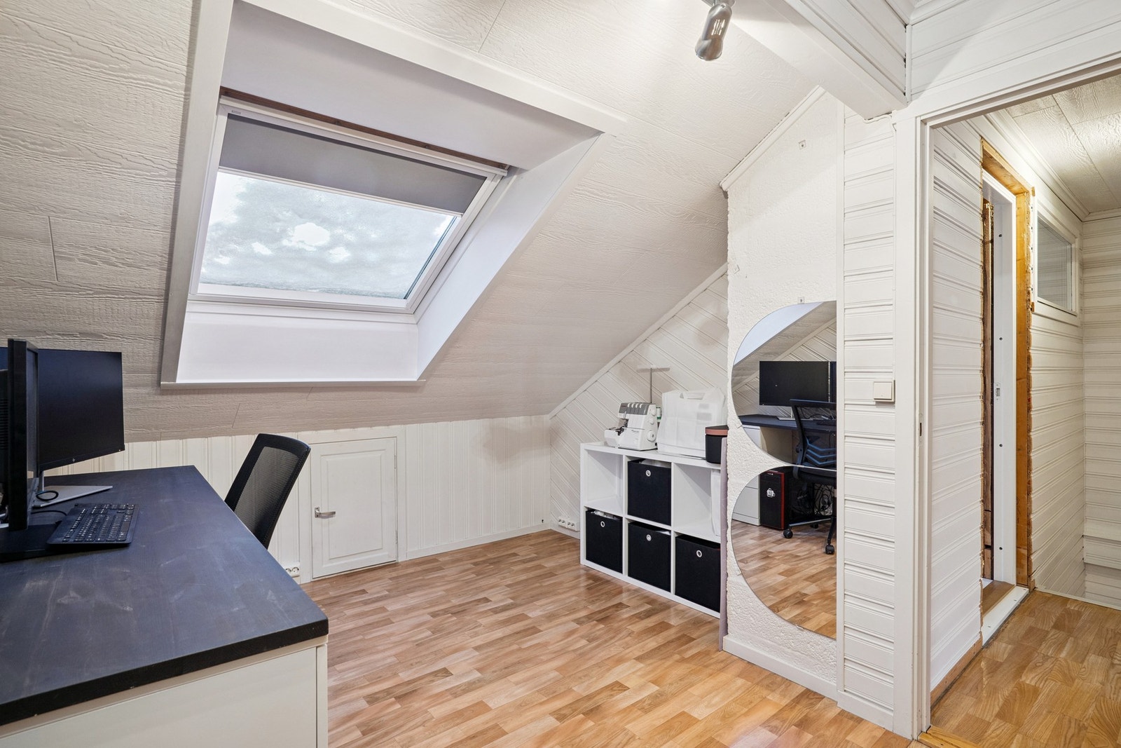 Romslig kontor med takvindu som gir svært godt lysinnslipp - et ideelt arbeidsrom. Galleribilde