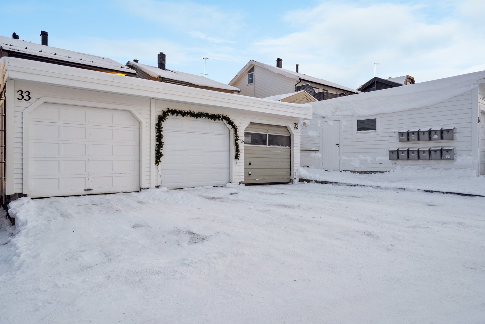 Garasjen har elektrisk portåpner. Galleribilde