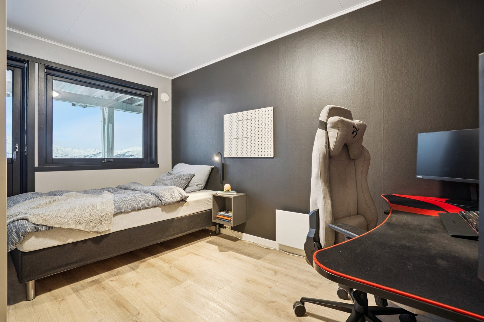 Soverom 1 i underetasjen med egen utgang til uteområdet - praktisk og skjermet. Galleribilde