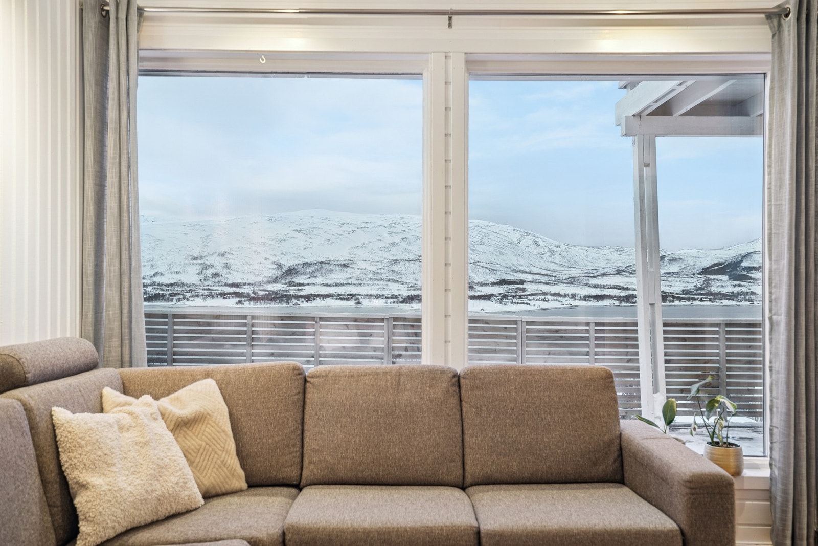 Fra stuen i hoveddelen nyter du den nydelige utsikten mot Kvaløya. Galleribilde