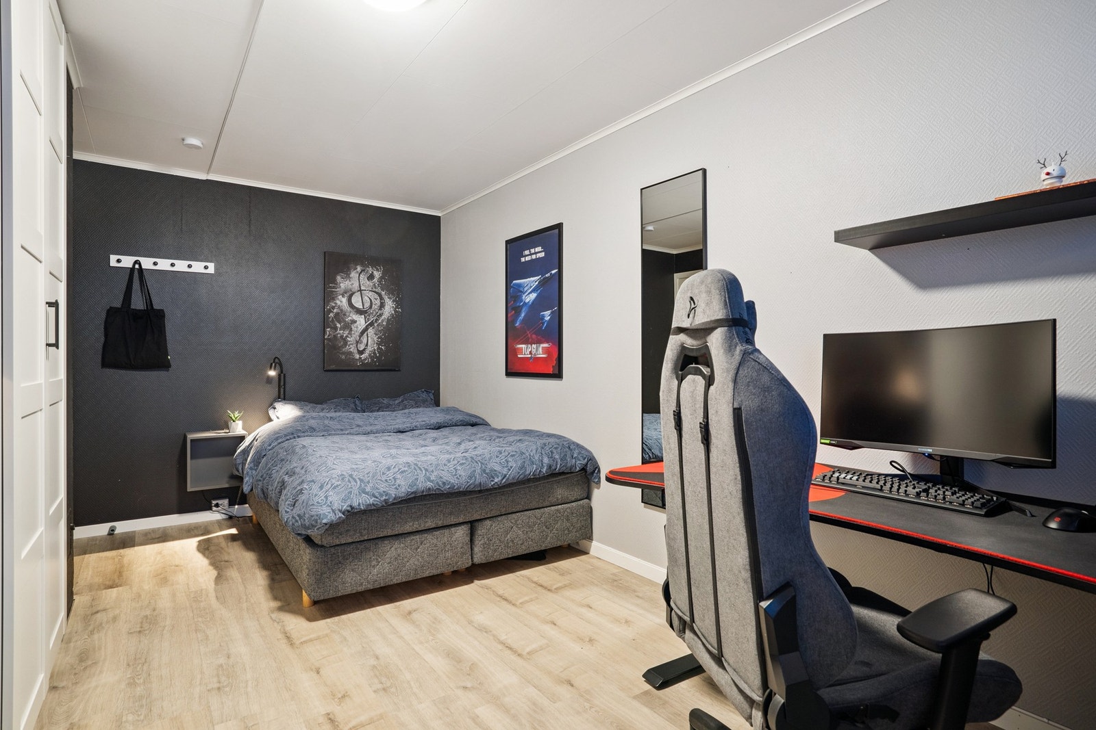 Soverom 2 er et trivelig og romslig rom med fleksible møbleringsmuligheter. Galleribilde