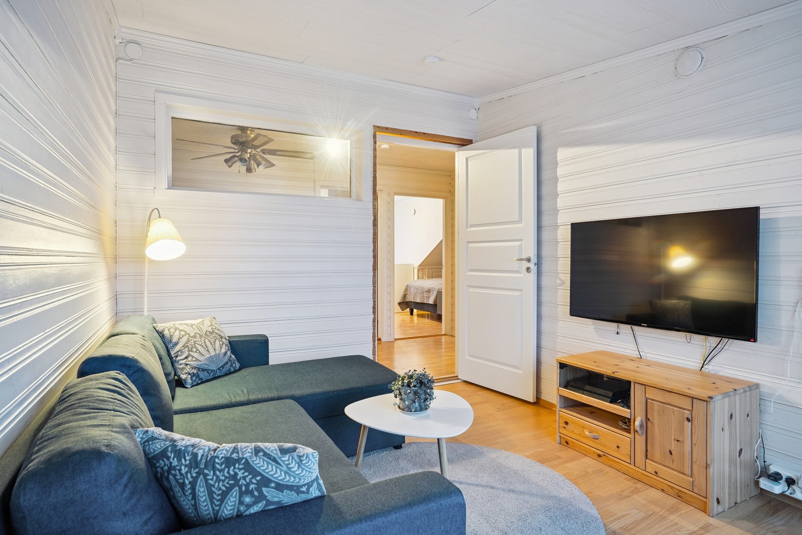 Praktisk og skjermet TV-stue i andre etasje, ideell som ekstra oppholdsrom. Galleribilde