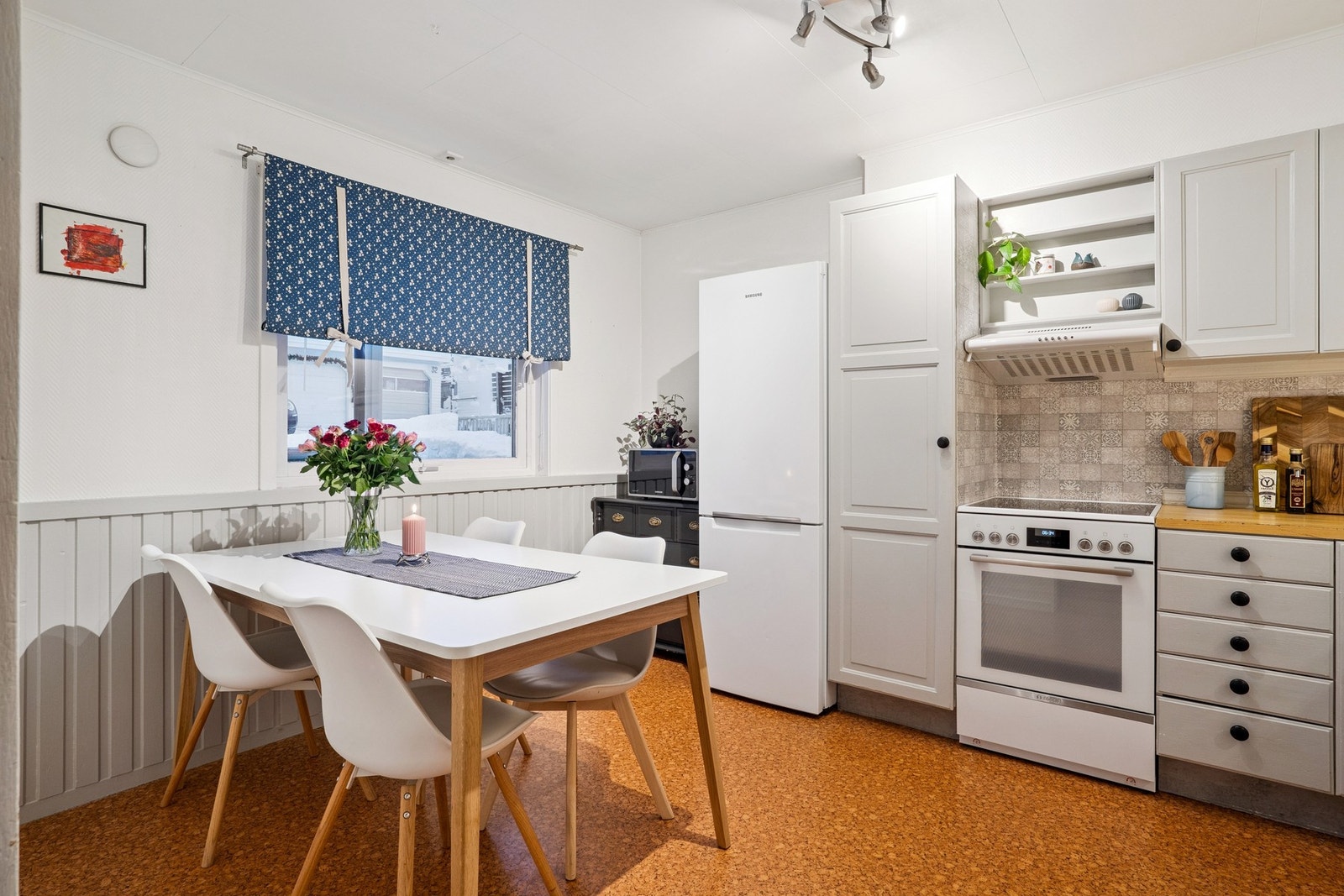 Romslig kjøkken med egen spiseplass - et trivelig samlingspunkt i huset. Galleribilde