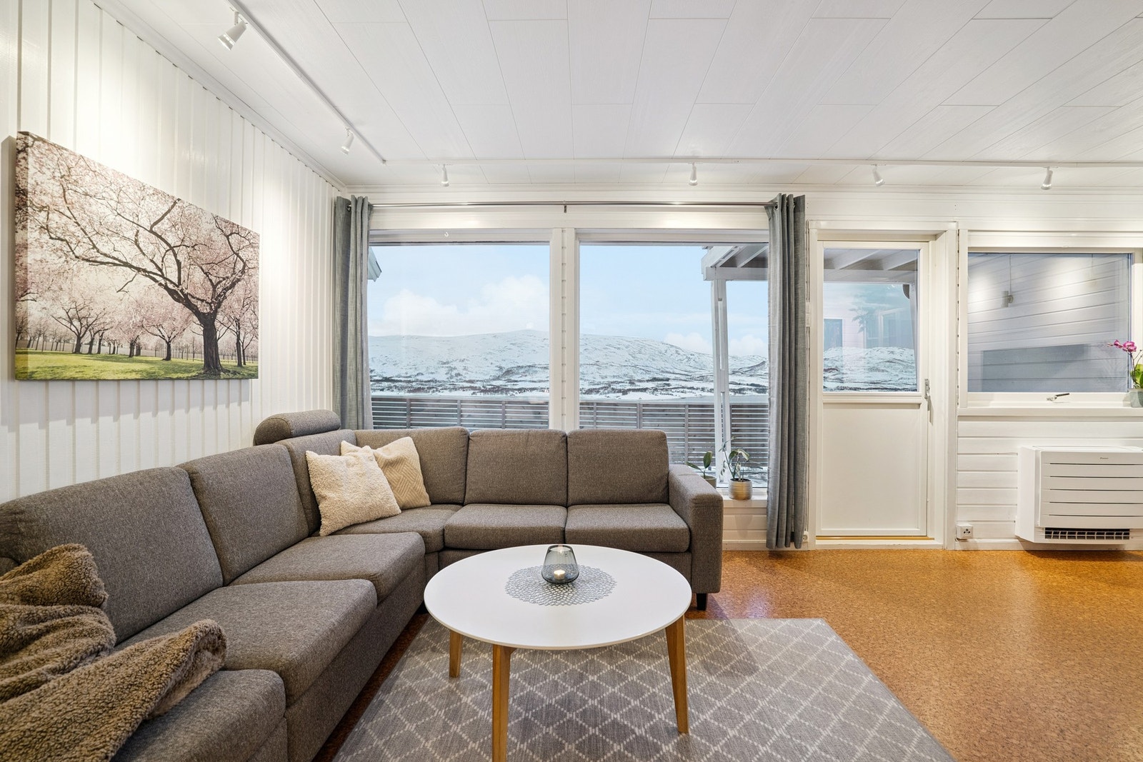 Lys og trivelig stue med store vindusflater og effektiv varmepumpe. Galleribilde