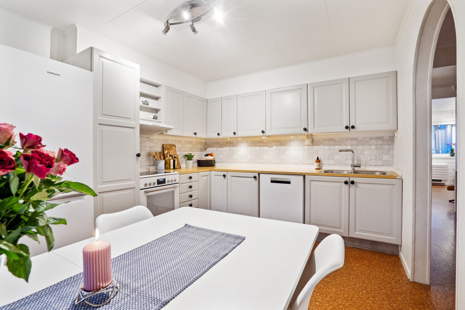 Lyst og praktisk kjøkken med god skapplass, og fin arbeidsflate. Galleribilde