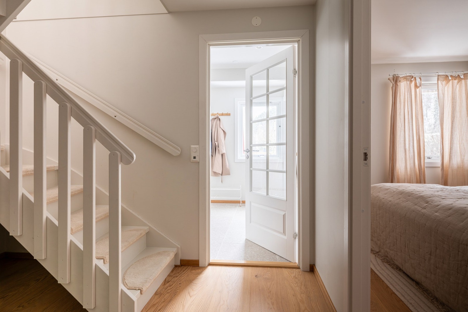 I boligens underetasje er det varmefolie under alle 1-stavs parkettgulvene. Galleribilde