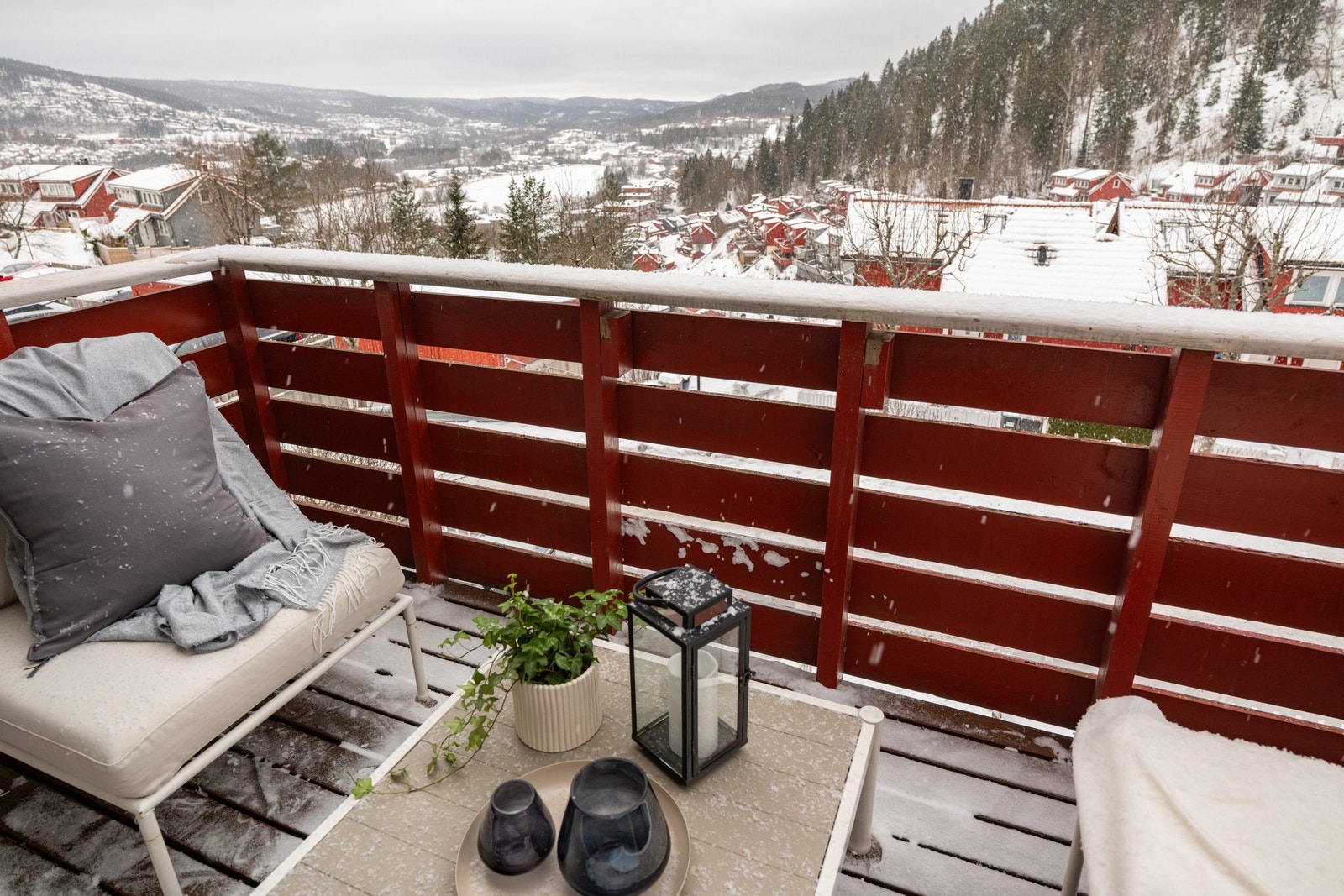 Fra stuen er det utgang til nordvendt balkong på ca. 6 kvm. Galleribilde