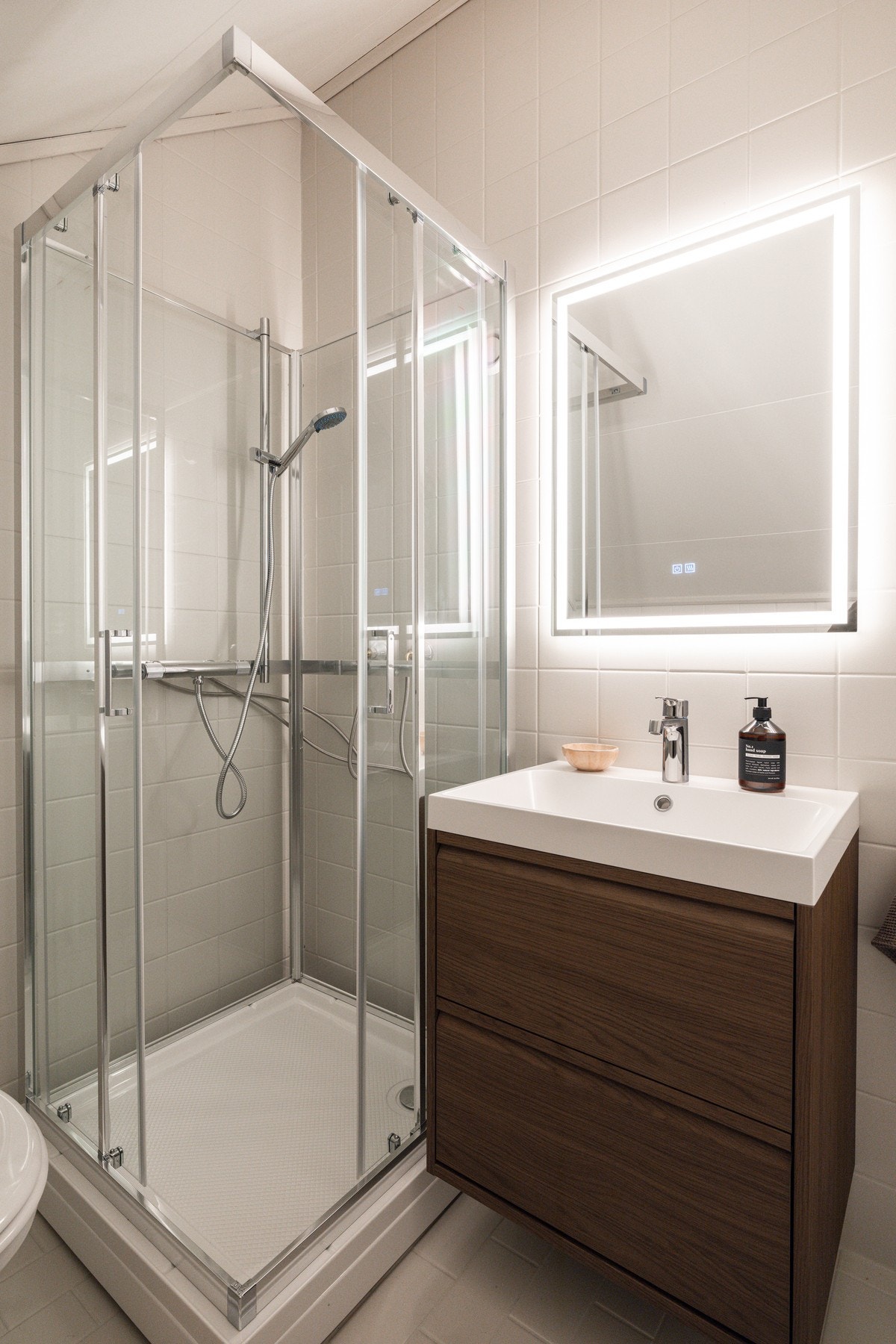 Praktisk flislagt bad med nymalte fliser. Galleribilde