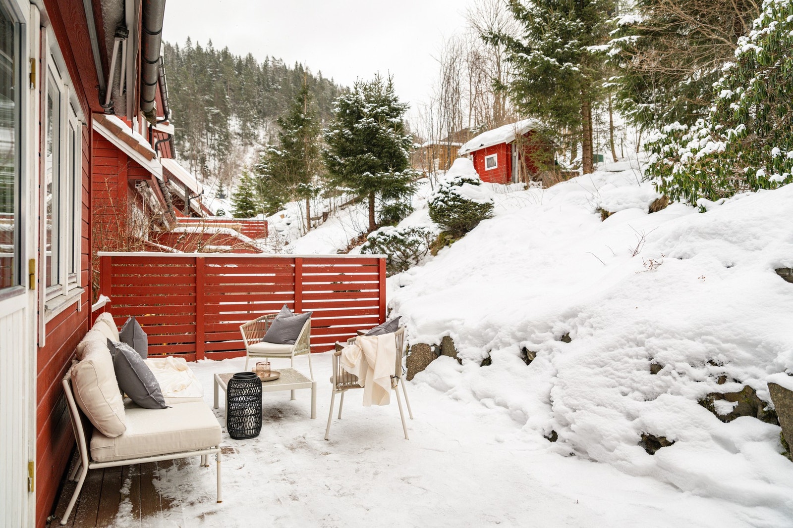 Det er montert markise (2023) på terrassen. Galleribilde