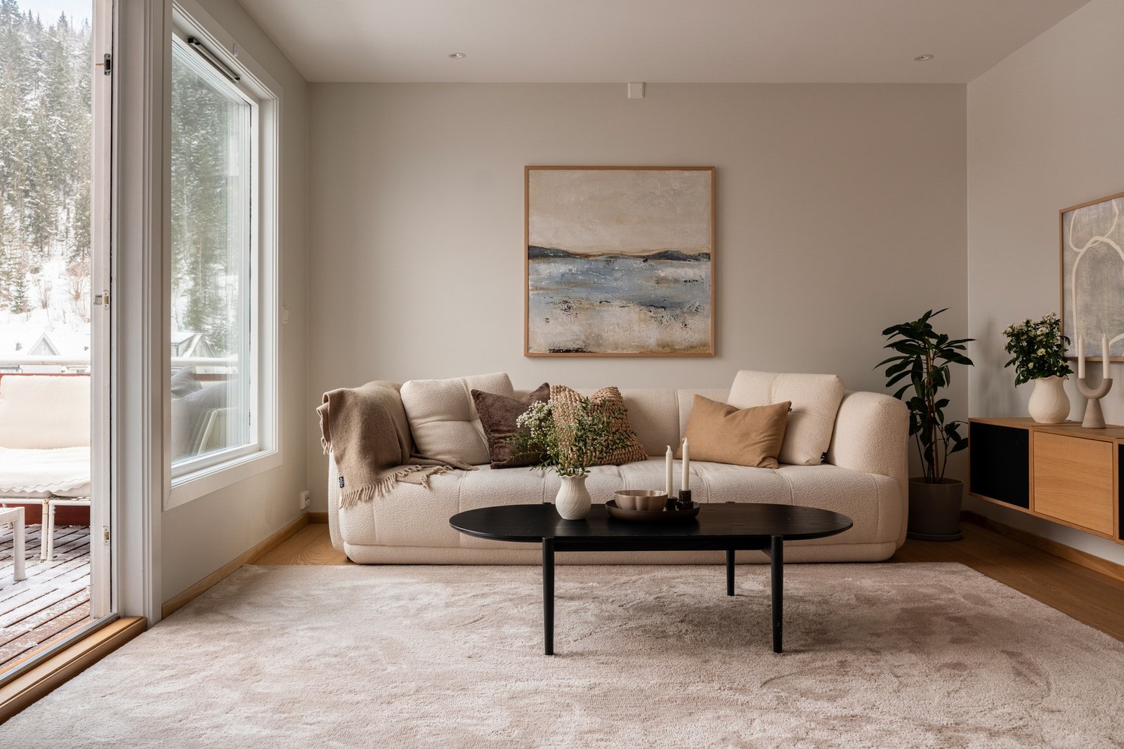 Alle vegger og himlingflater er sparklet og malt i 2023. Galleribilde