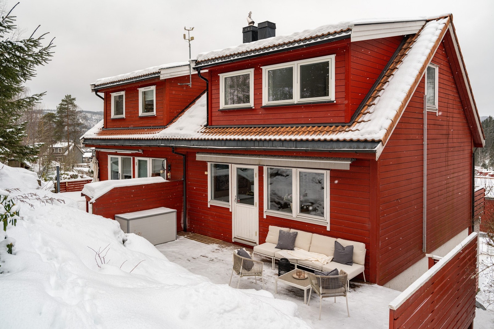 Terrassen kan oppleves som et ekstra rom på sommerhalvåret. Galleribilde