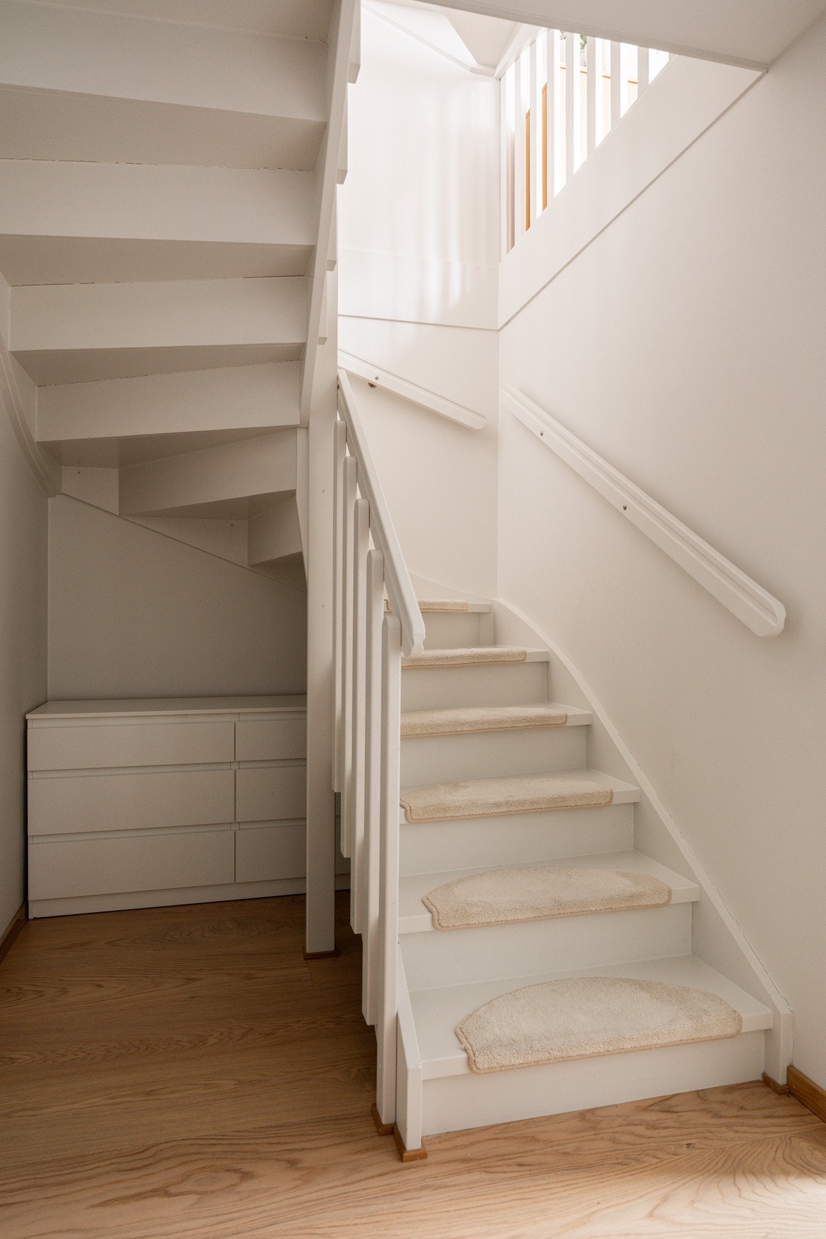 Trappeløp med tette trinn tar deg enkelt mellom etasjene. Galleribilde