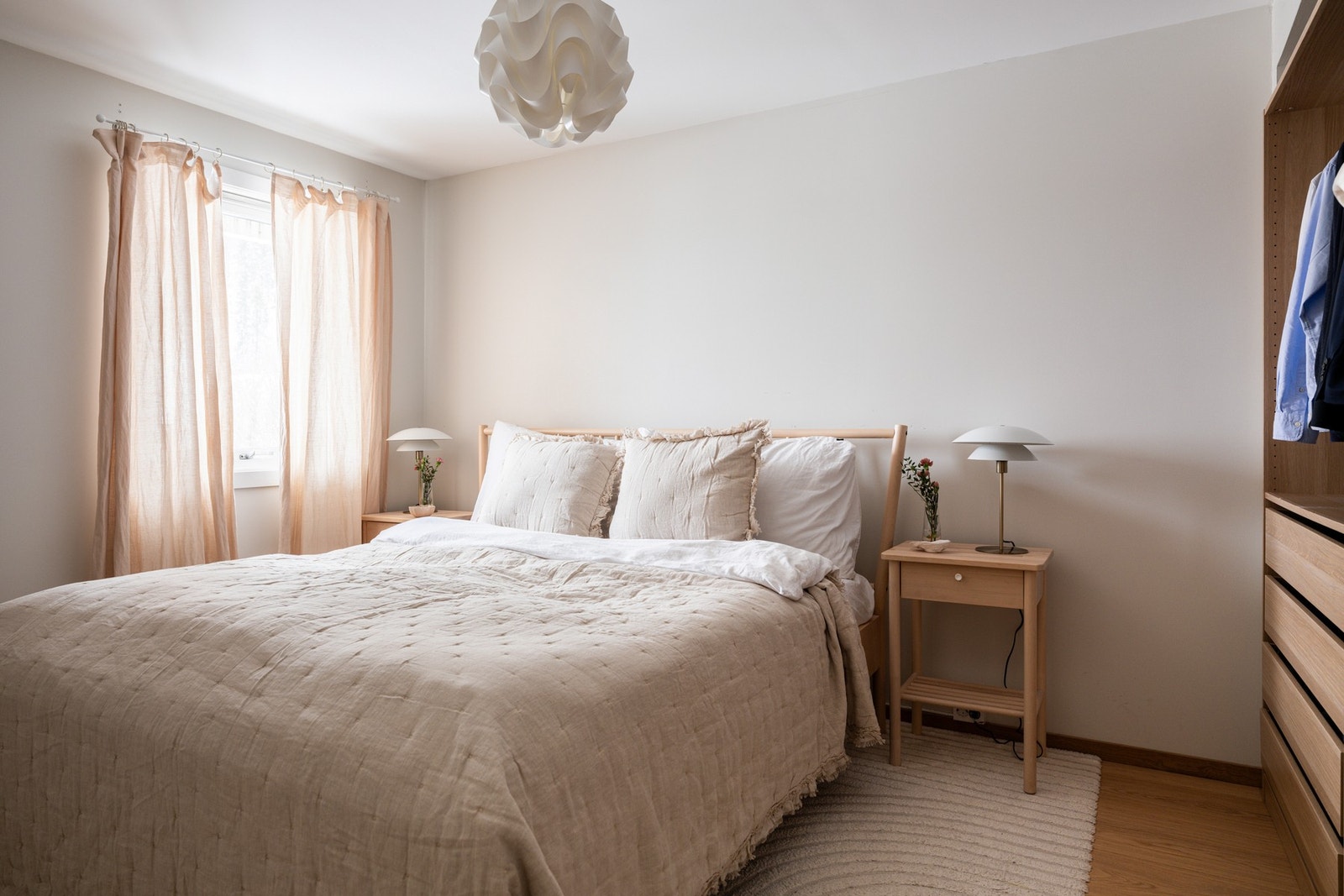 Boligen største soverom med god plass til dobbeltseng og nattbord. Galleribilde