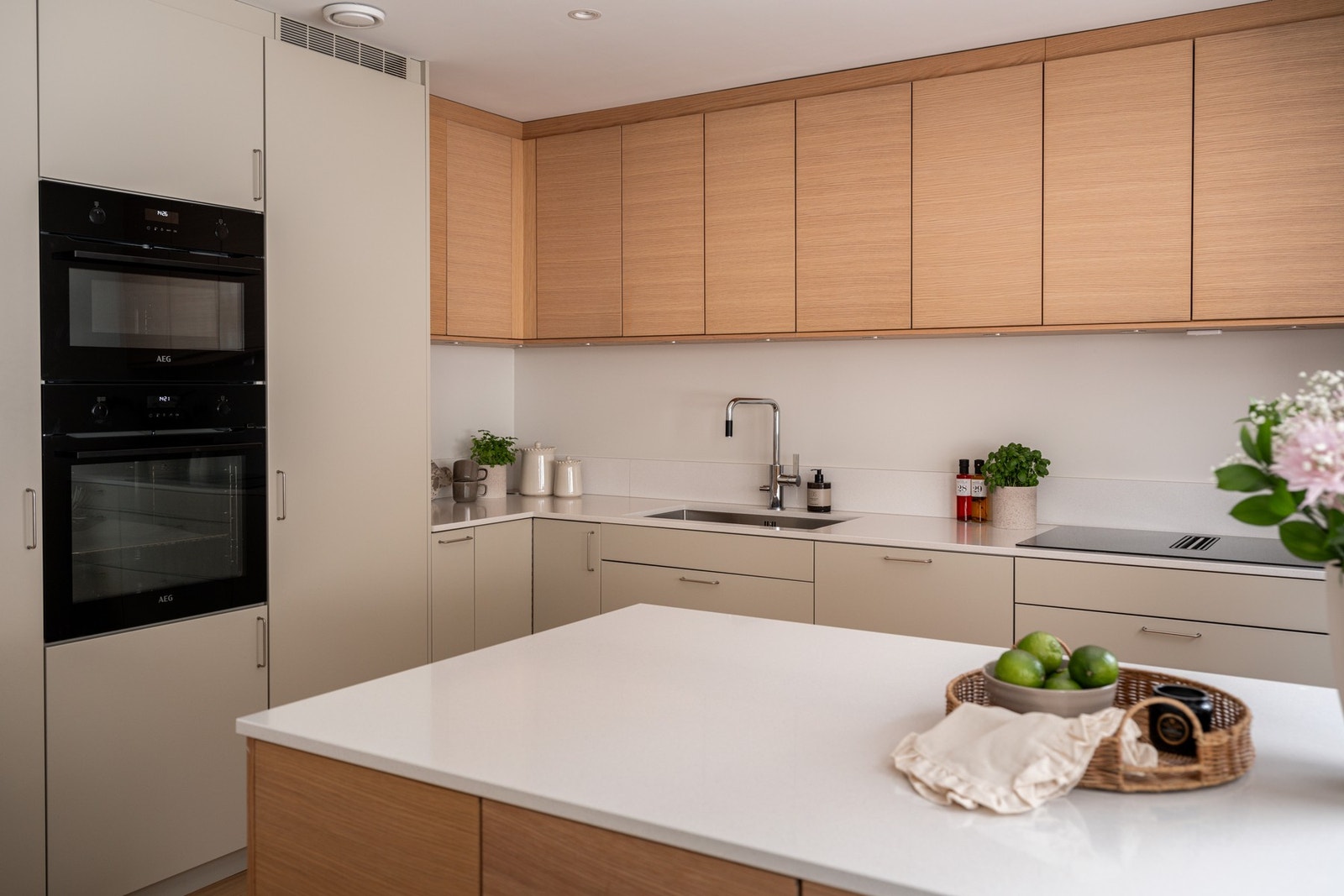 Integrert induksjonsplatetopp med integrert ventilator, oppvaskmaskin, stekeovn, kombiovn (varmluft og mikrobølgeovn), kjøleskap og fryseskap. Galleribilde