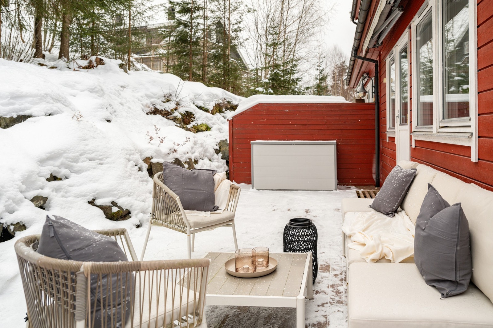 Fra terrassen er det enkel adkomst mot naturtomt og hagen. Galleribilde