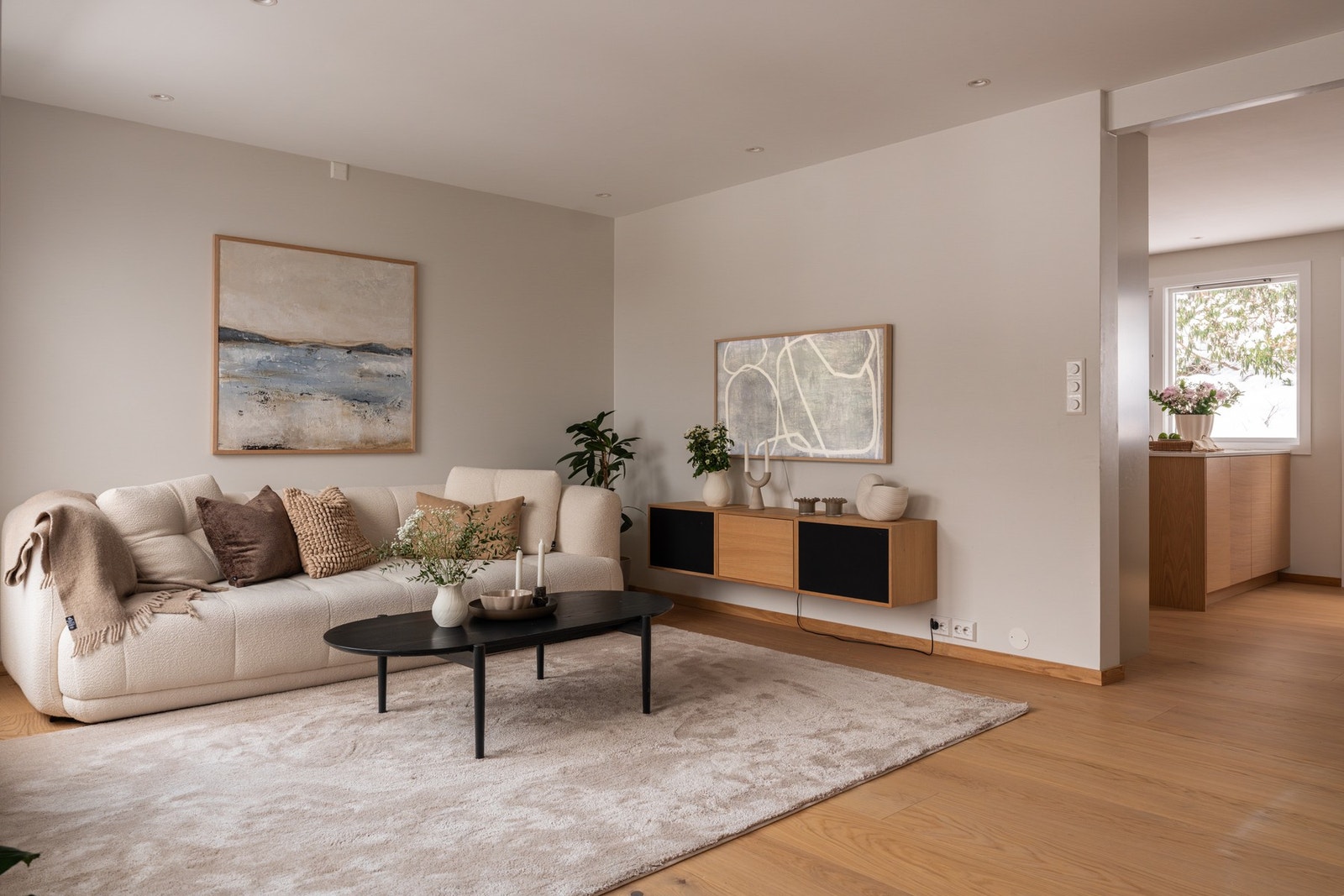 I stuen er det god plass til sofagruppe og tilhørende mediemøblement. Galleribilde