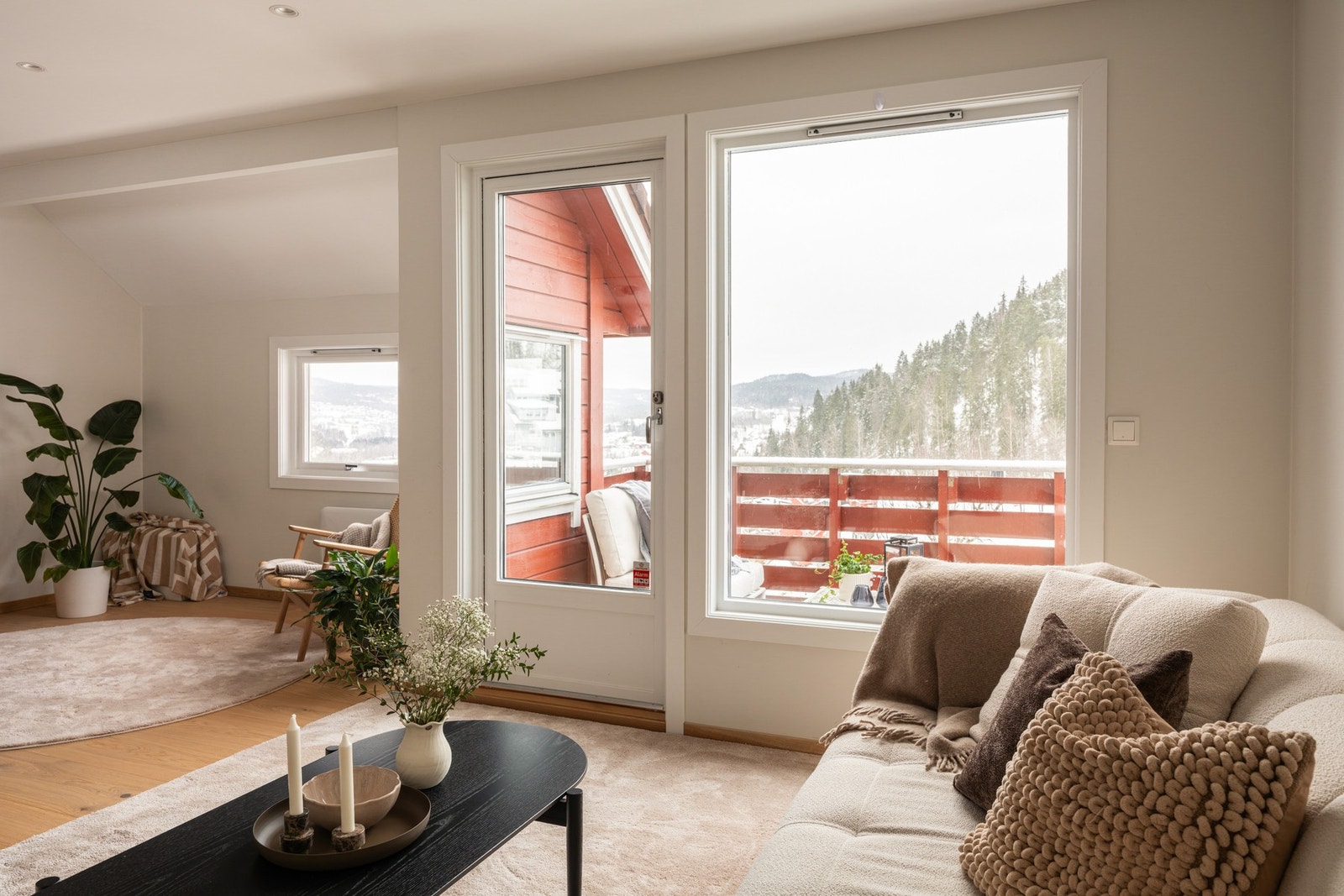 Alle dører og vinduer ble malt i 2023. Galleribilde