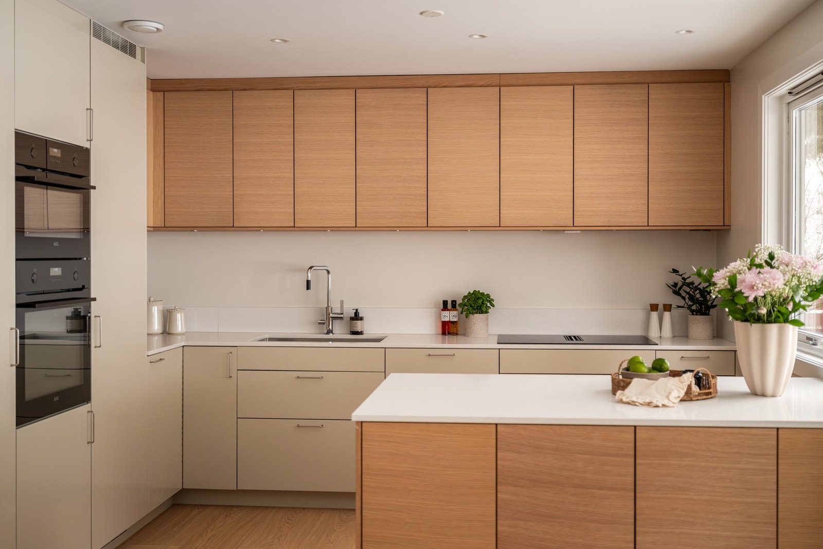 Stilfull kjøkkeninnredning fra Drømmekjøkkenet, med en harmonisk material- og fargekombinasjon Galleribilde