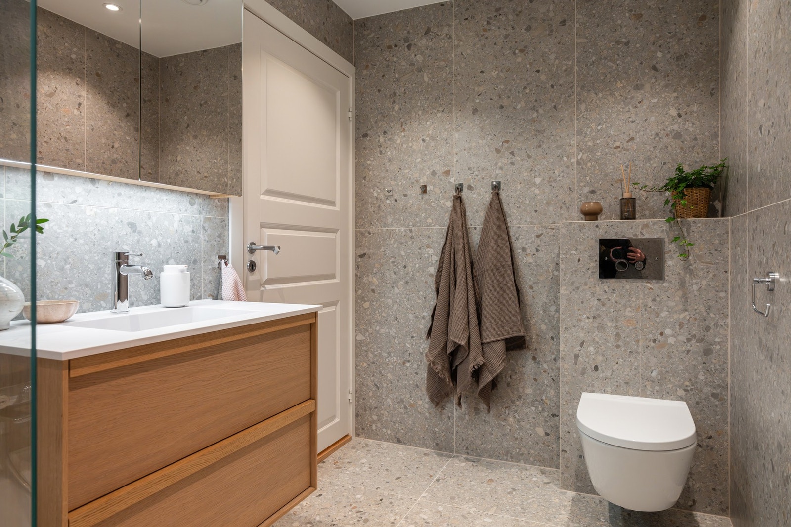 I underetasjen er et lekkert påkostet bad med italienske fliser fra Bella Fliser. Galleribilde