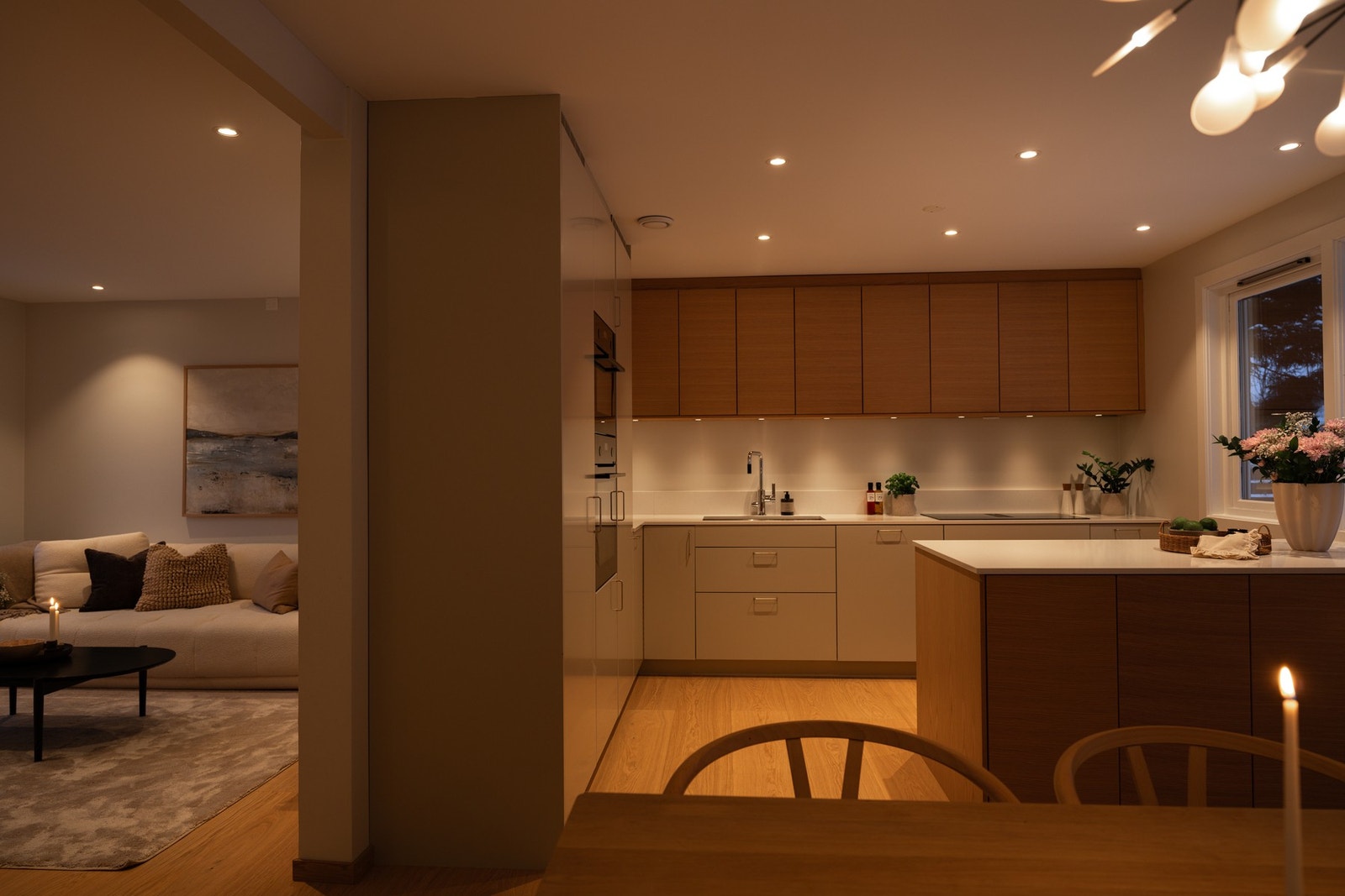 Stilren kjøkkeninnredning fra 2023. Galleribilde