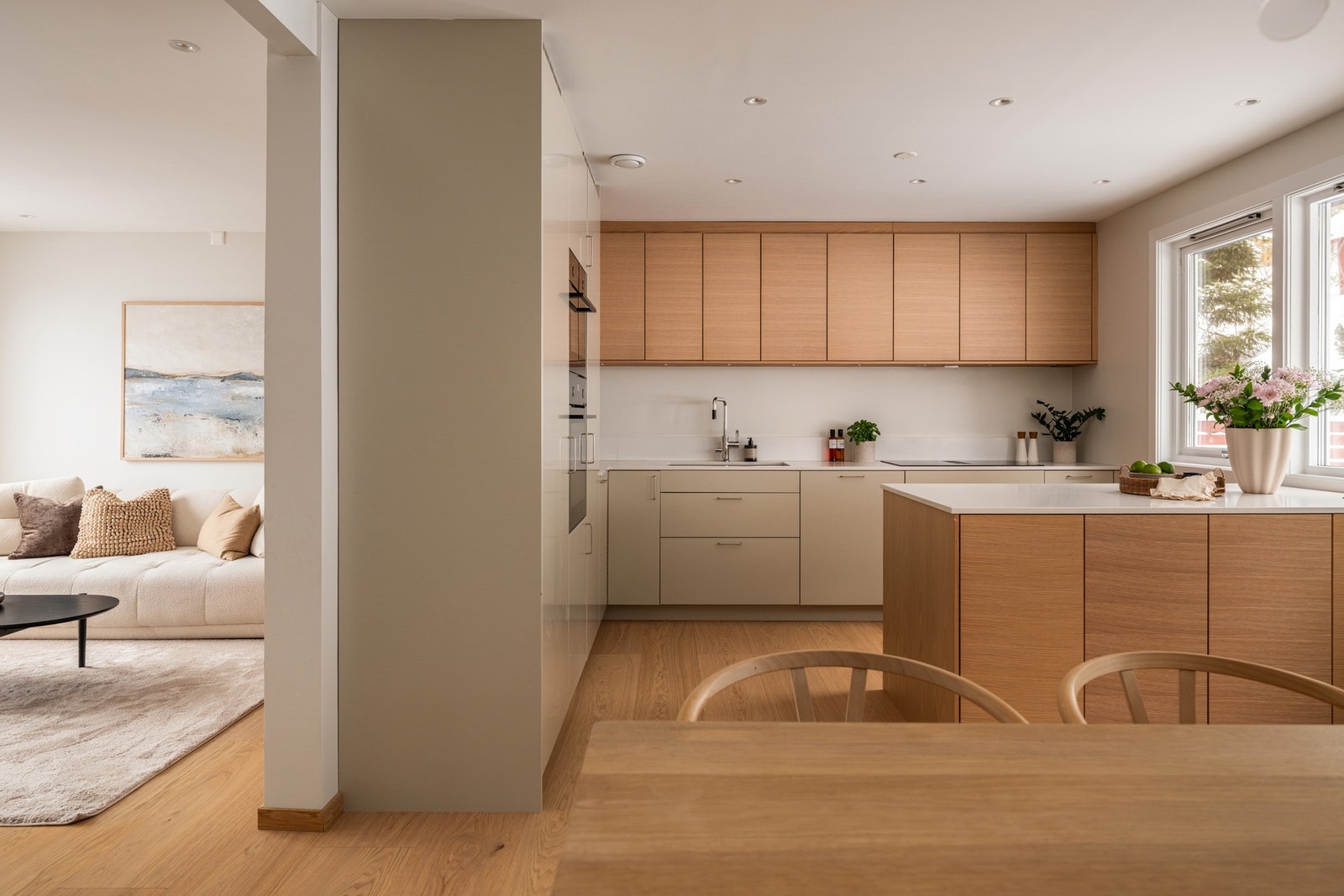 Sosialt og stort kjøkken med spiseplass. Galleribilde