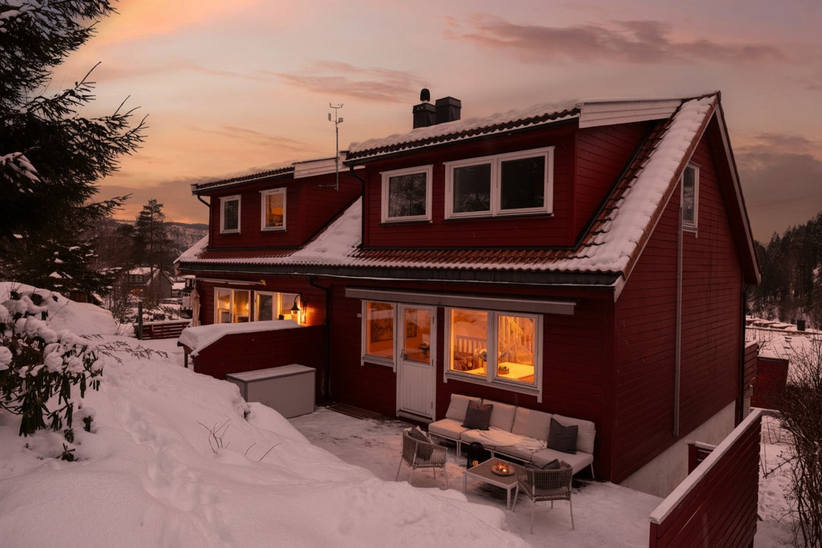 Kveldsstemning uteplass. Galleribilde