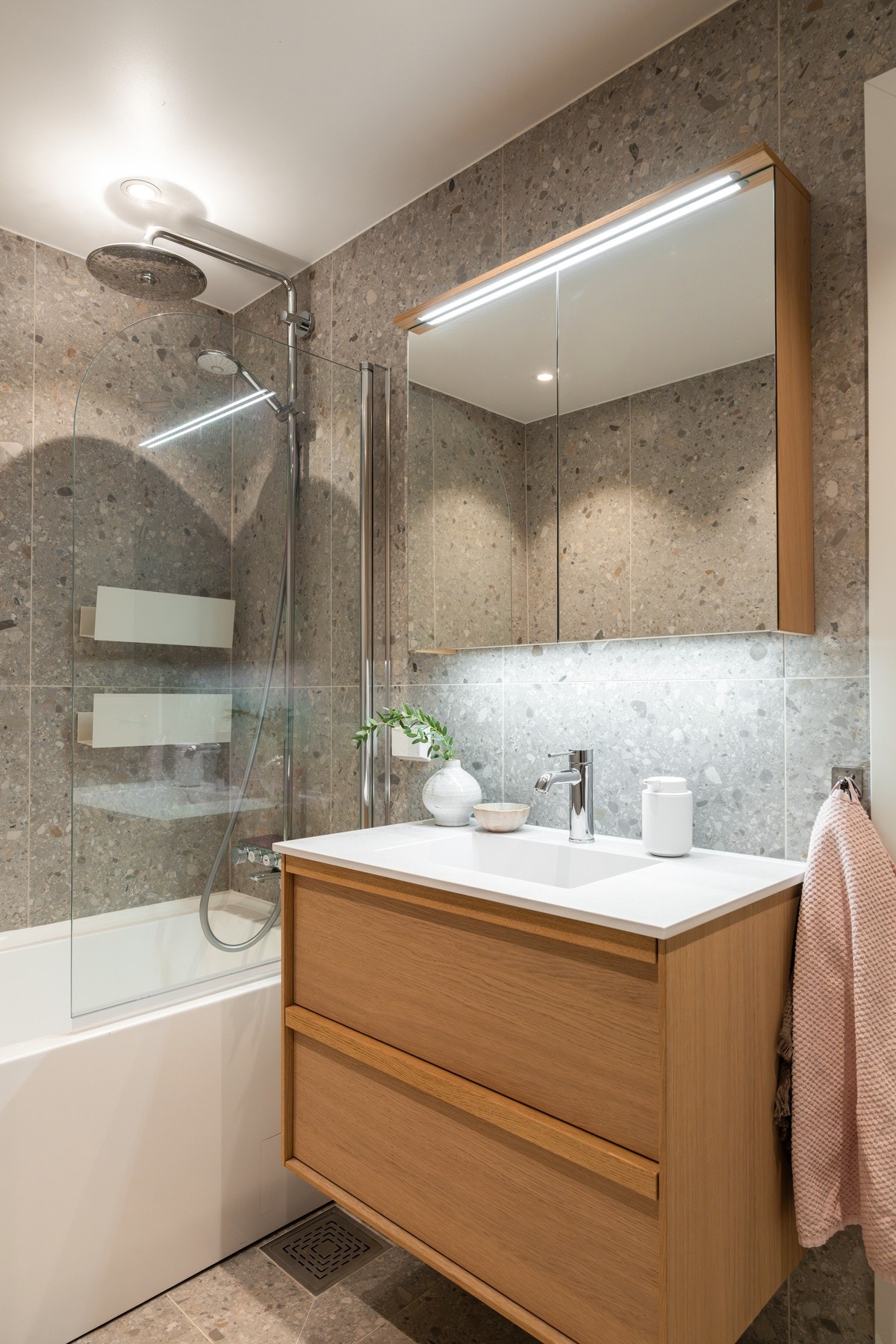 Lekker baderomsinnredning med heldekkende servant og servantskuffer for oppbevaring. Galleribilde