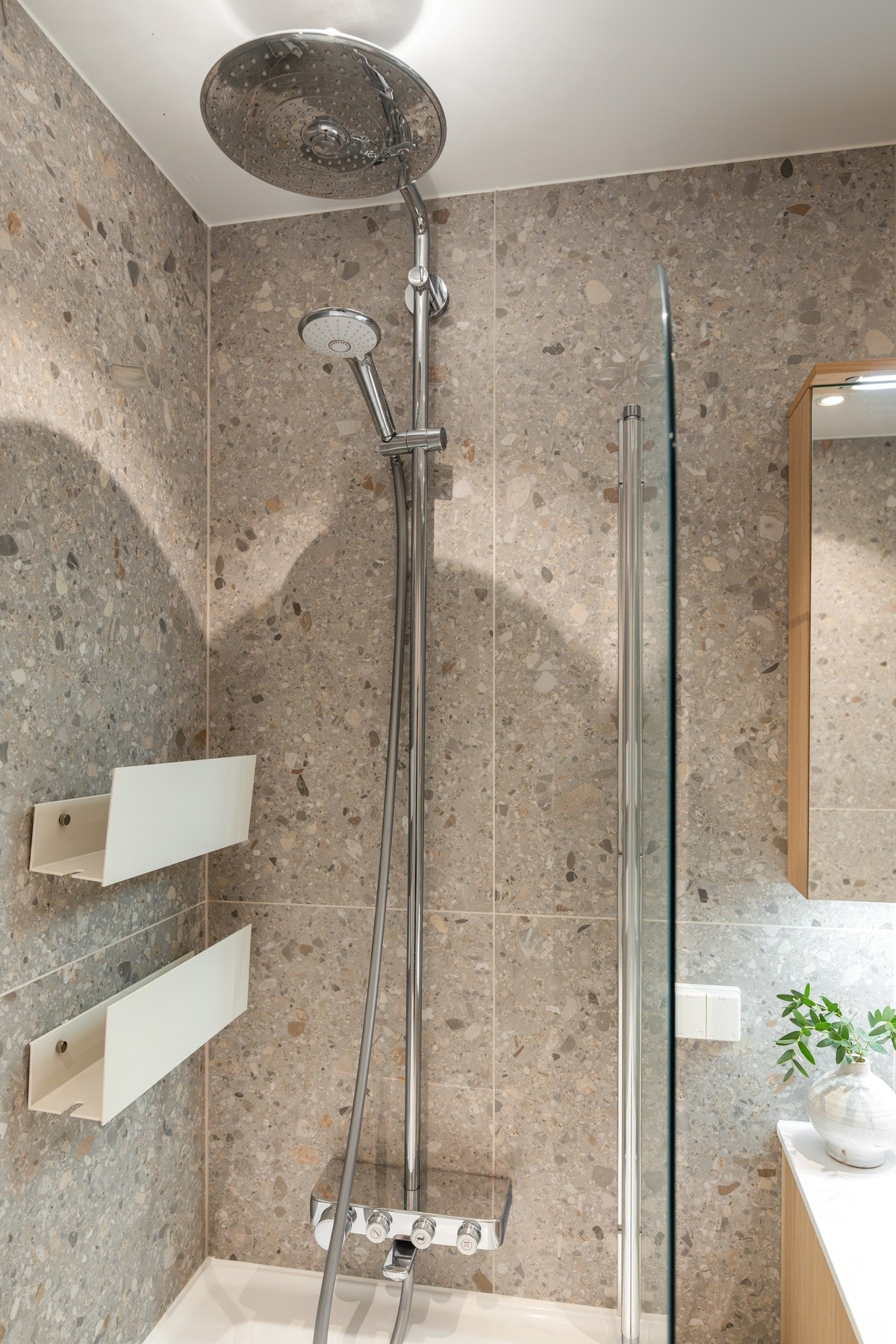 Stilren dusjgarnityr med regnfallsdusj og hånddusj. Galleribilde