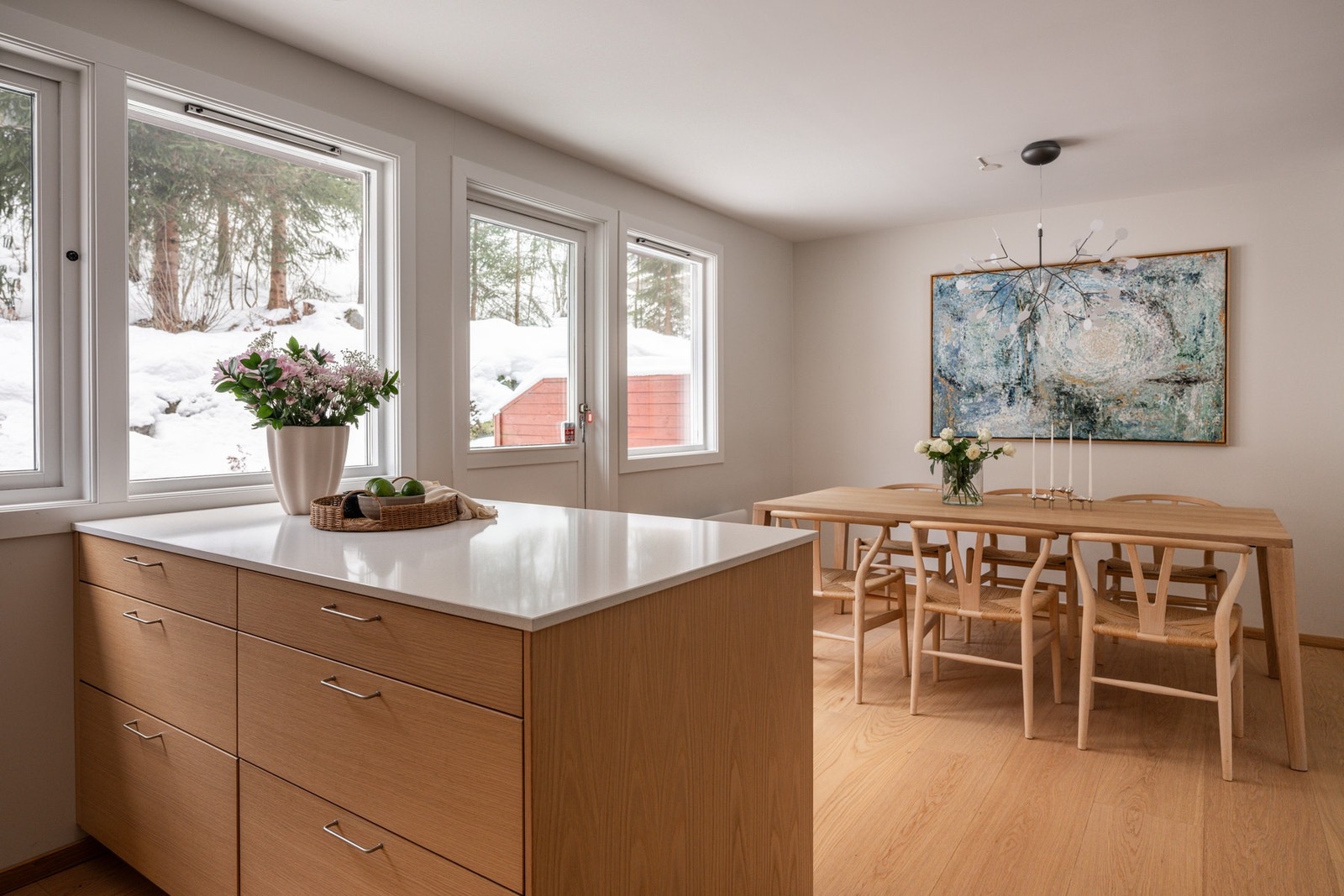 Praktisk kjøkkenøy som gir gode arbeidsflater og rikelig med oppbevaringsplass. Galleribilde