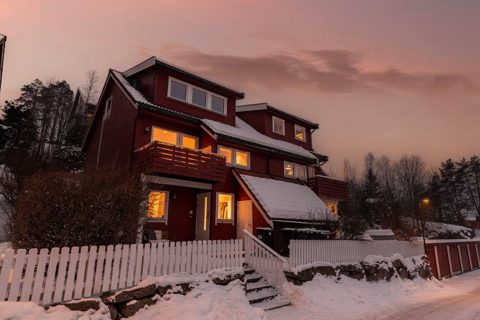 Fasadebilde på kveldstid. Galleribilde