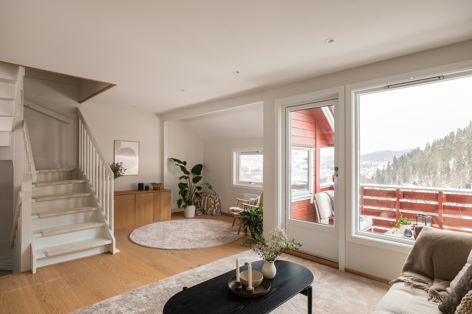 Stuen har store vindusflater som sørger for svært gode lysforhold. Galleribilde