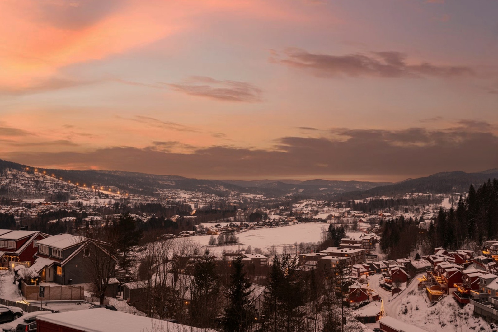 Fra boligen er det flott utsikt over Lommedalen. Galleribilde