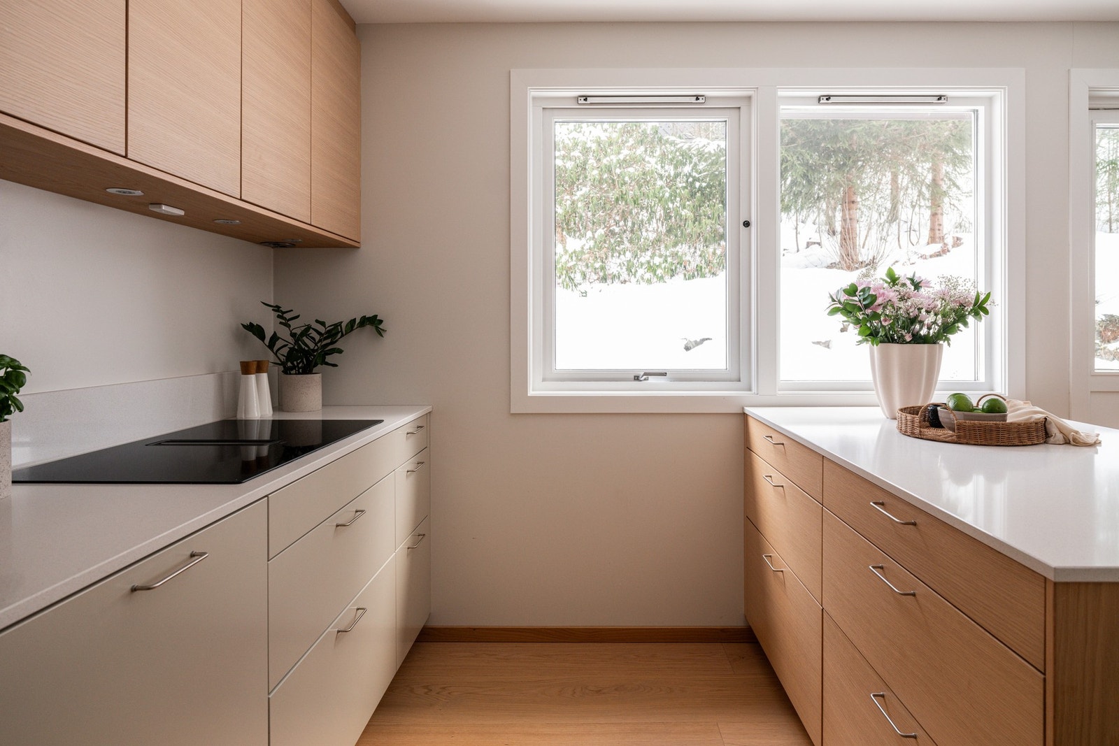 Kjøkkeninnredning med hvitevarer fra 2023. Galleribilde