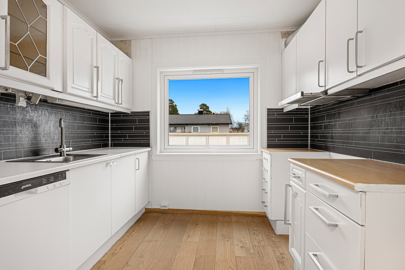 Kjøkkenet godt med benk og skapplass Galleribilde