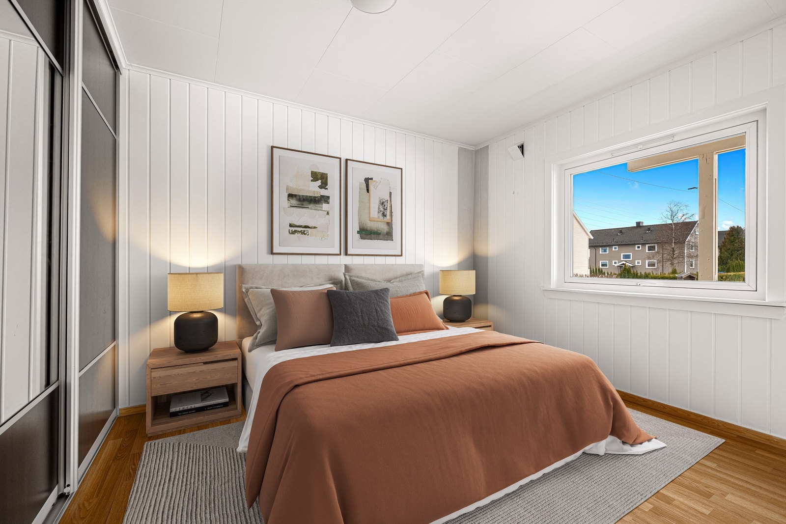 Soverom 1 er lyst og med god garderobeskap løsning Galleribilde