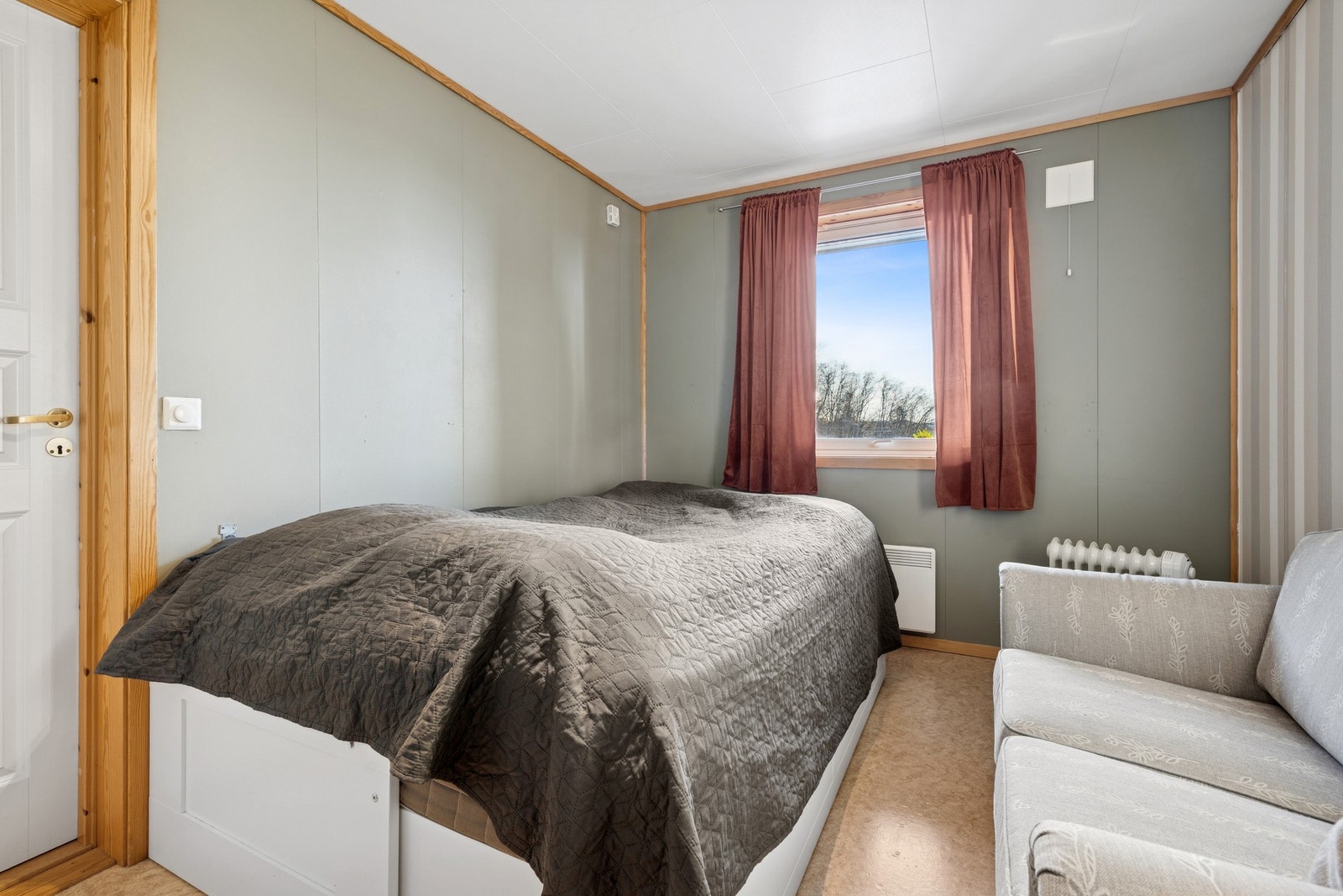 Romslig soverom på 11 kvm med plass til seng og oppbevaringsmøblement. Galleribilde