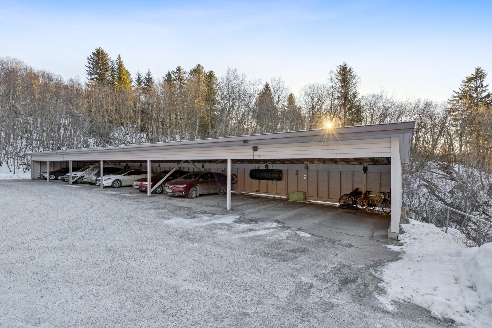 P-plass i carport. Velkommen til visning! Galleribilde