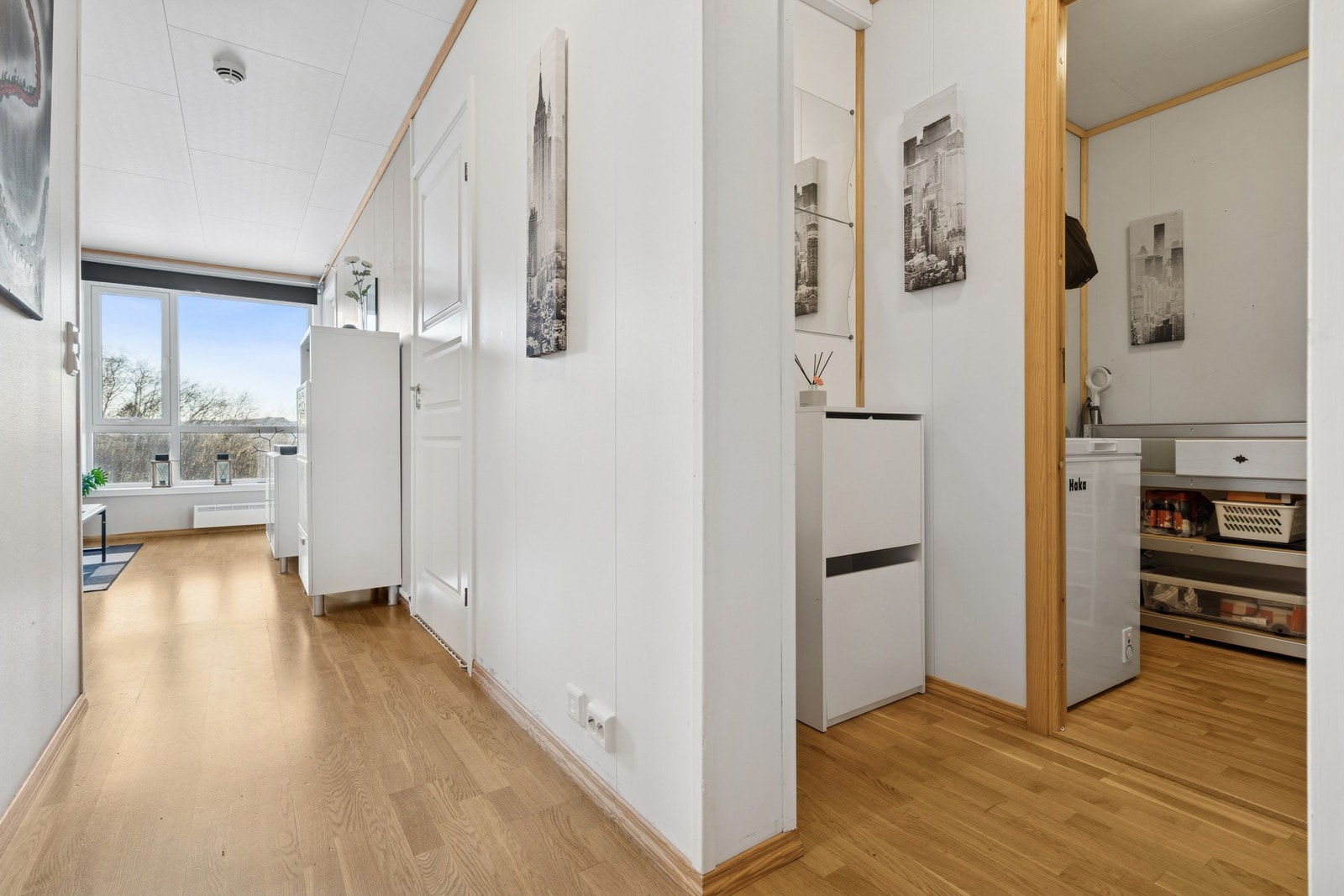 Lys gang med plass til garderobeskap eller annet oppbevaringsmøblement. Galleribilde